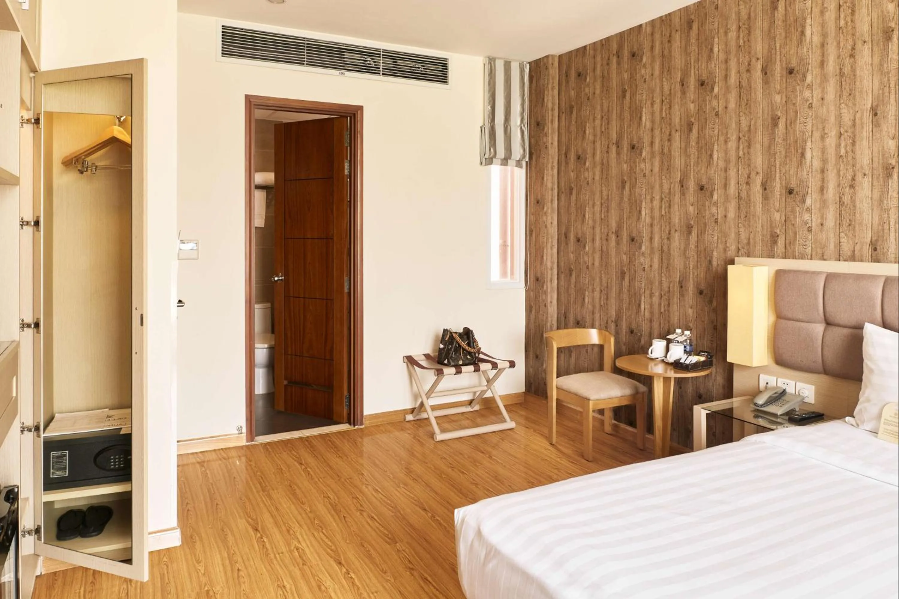 Bedroom, Bed in GK Central Hotel