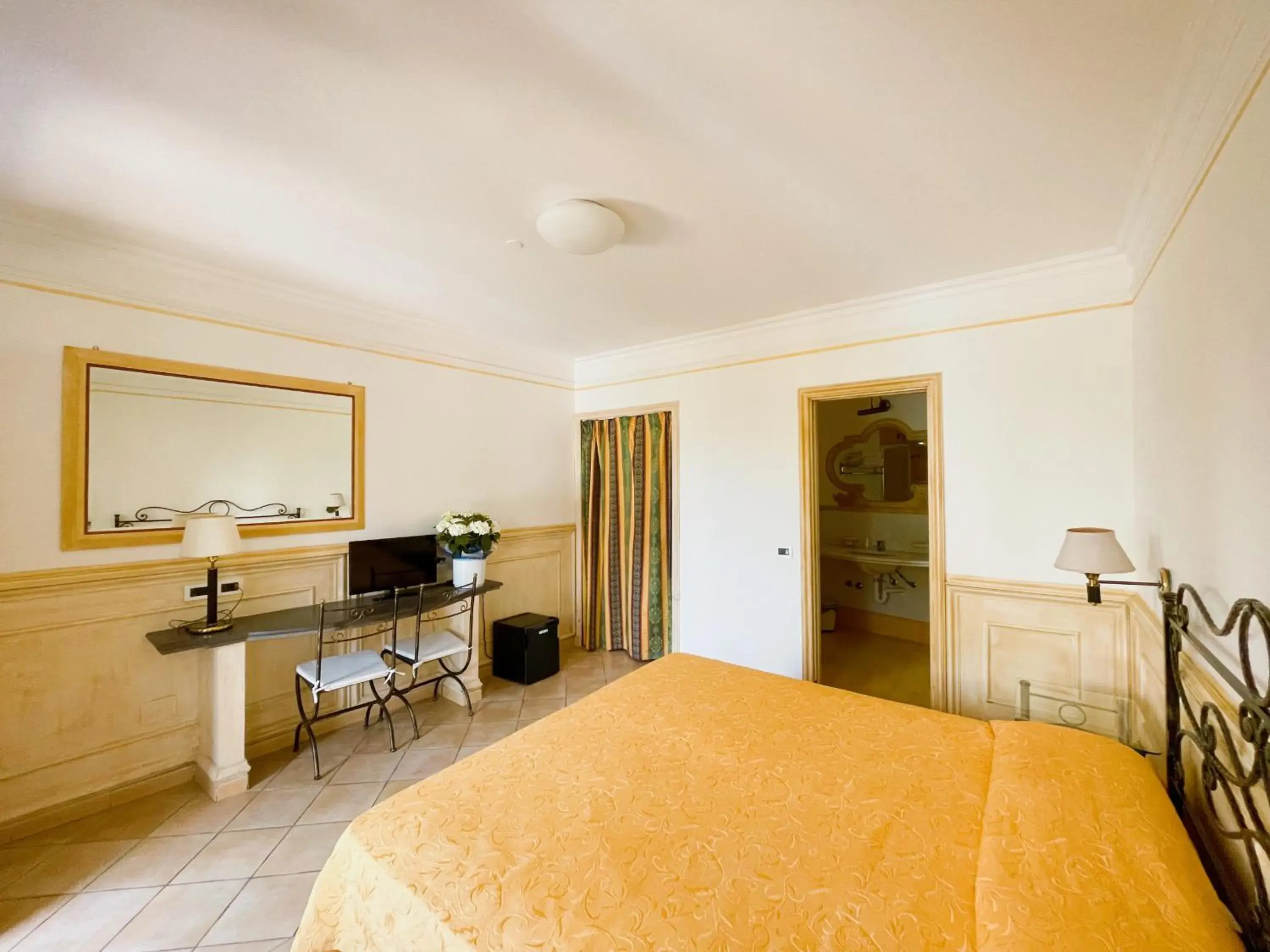 Bed in Hotel Lord Byron Bed in Hotel Lord Byron