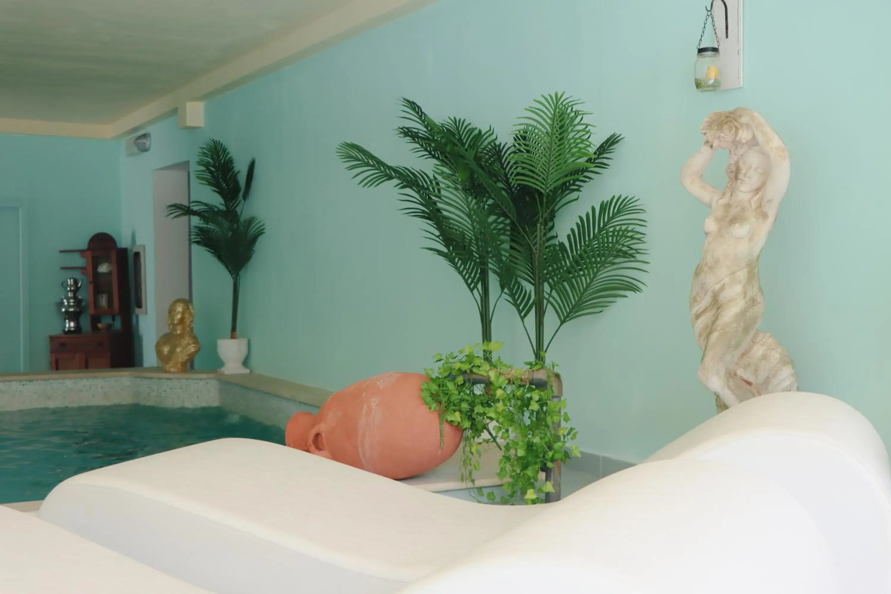 Swimming pool, Bed in Hotel Lord Byron Swimming pool, Bed in Hotel Lord Byron