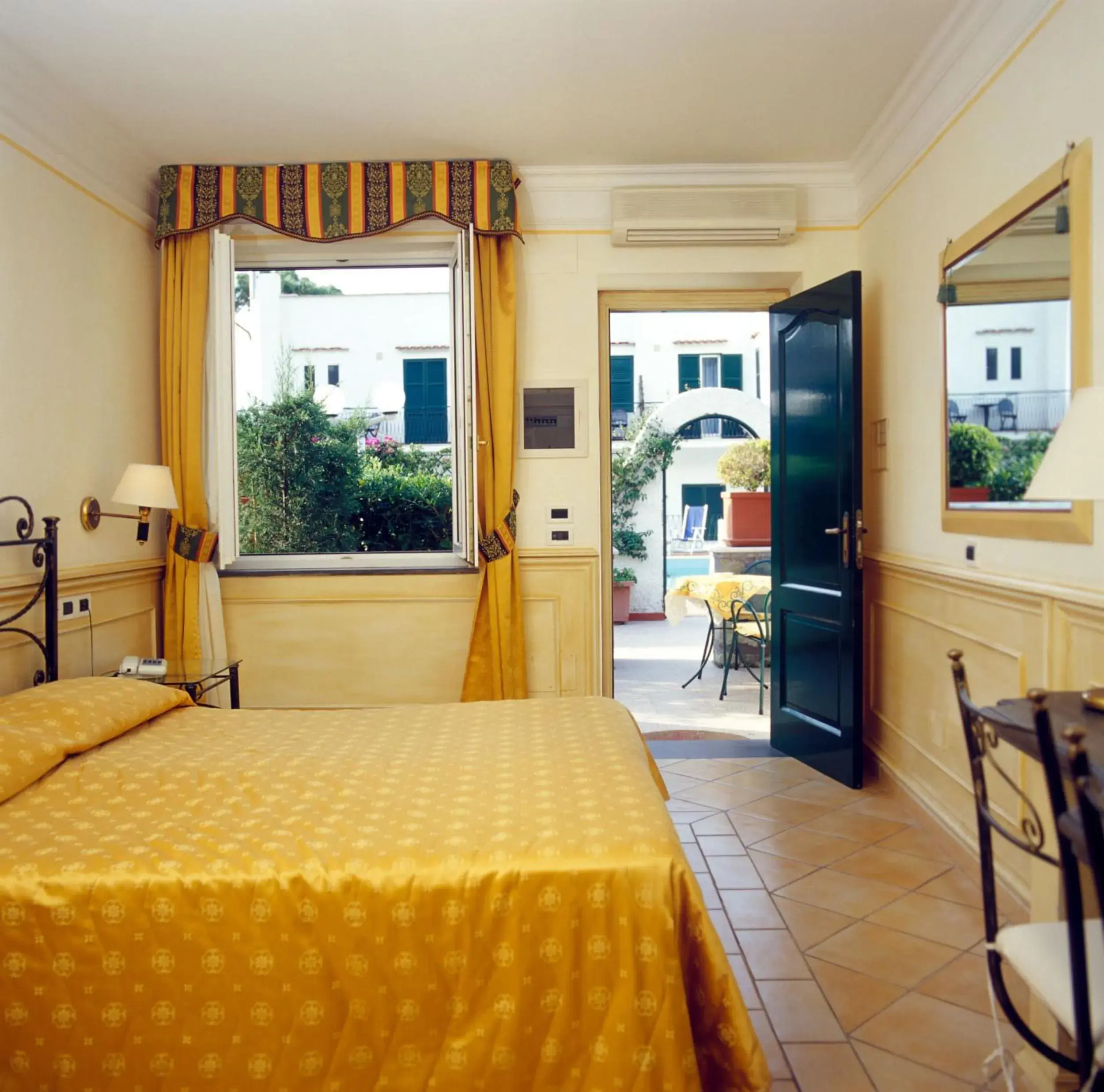 Superior Double Room in Hotel Lord Byron Superior Double Room in Hotel Lord Byron