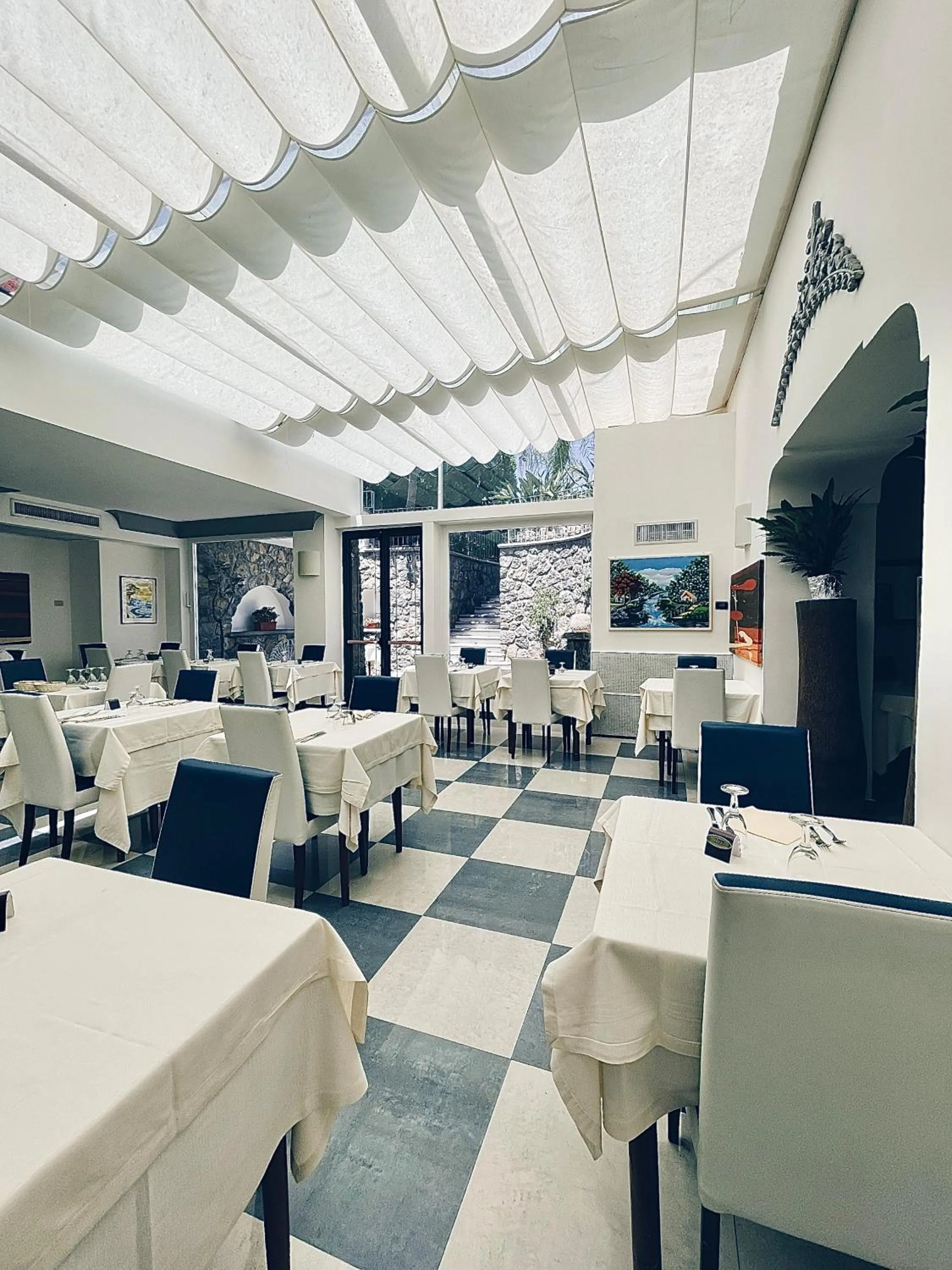 Restaurant/places to eat in Hotel Lord Byron