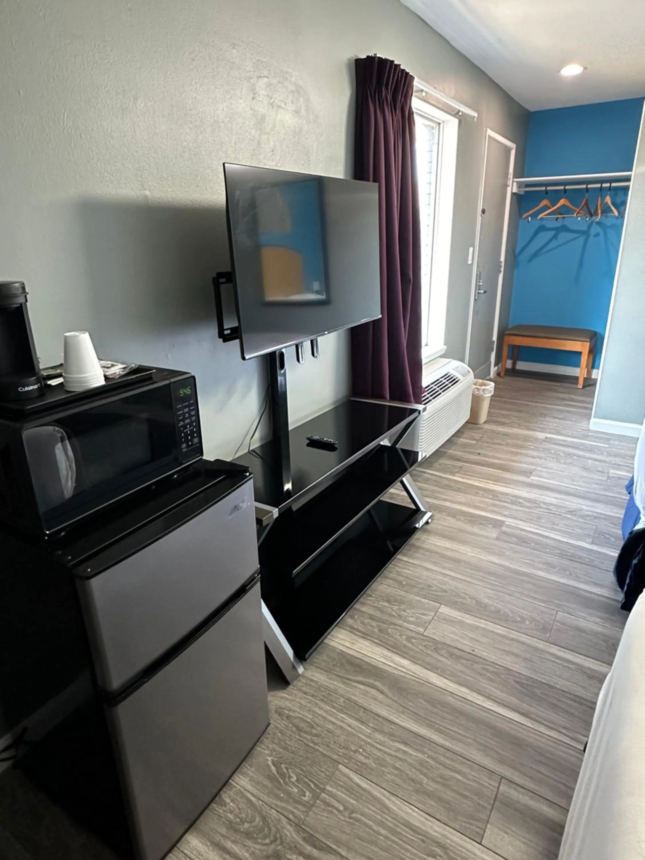 Photo of the whole room, Bed in Travel Inn & Suites