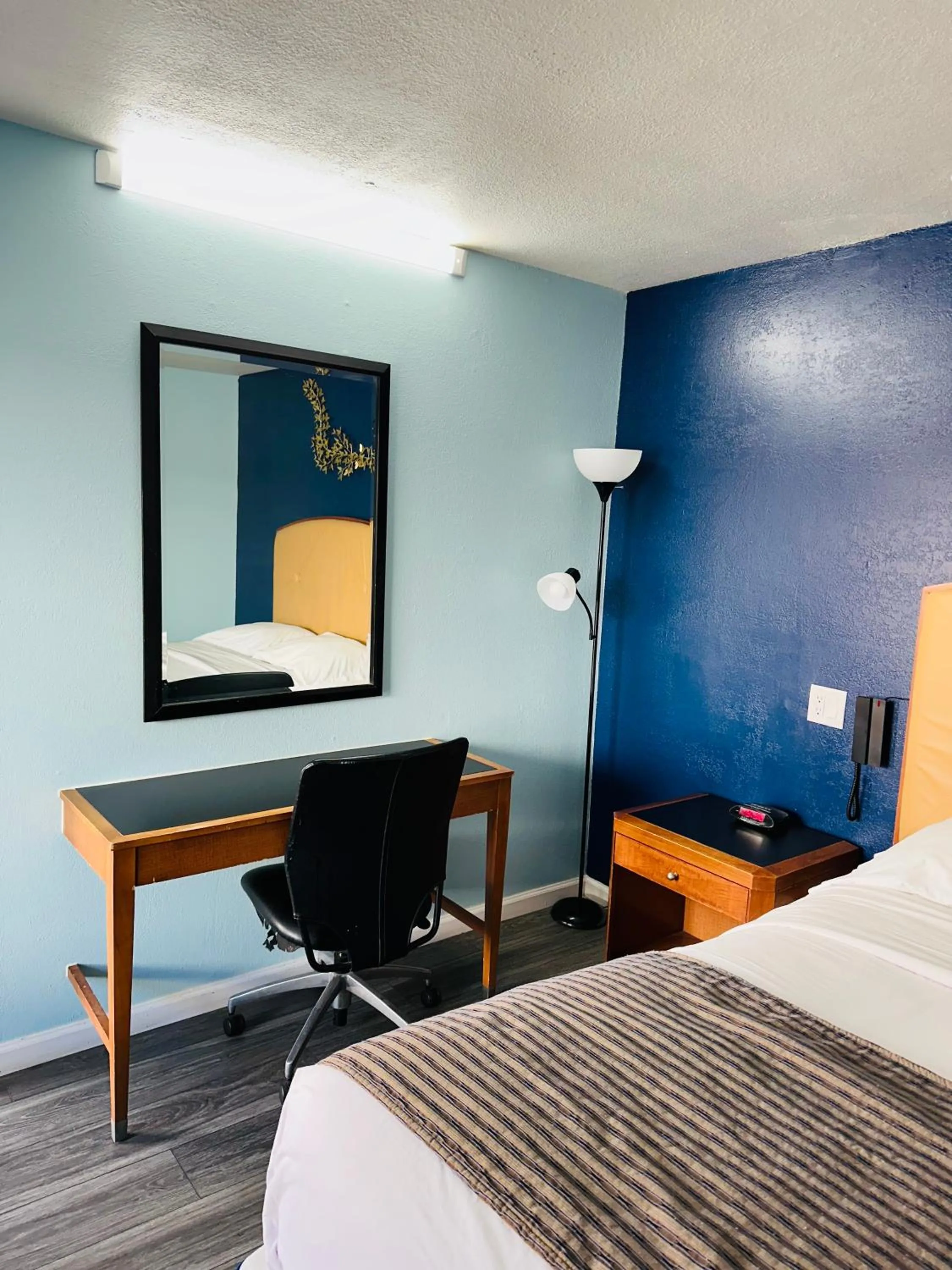 hair dresser, Bed in Travel Inn & Suites