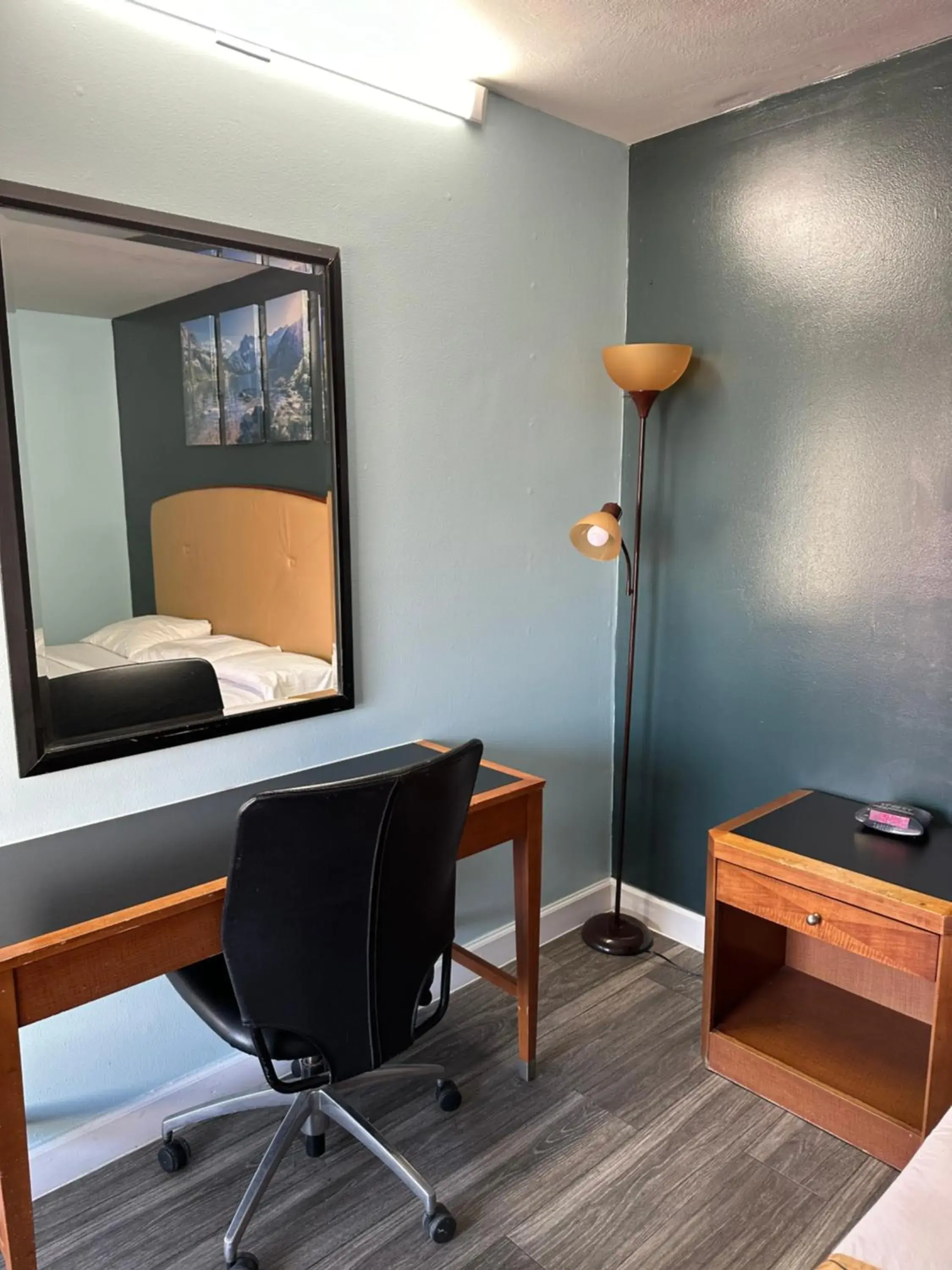 Standard King Room in Travel Inn & Suites Standard King Room in Travel Inn & Suites