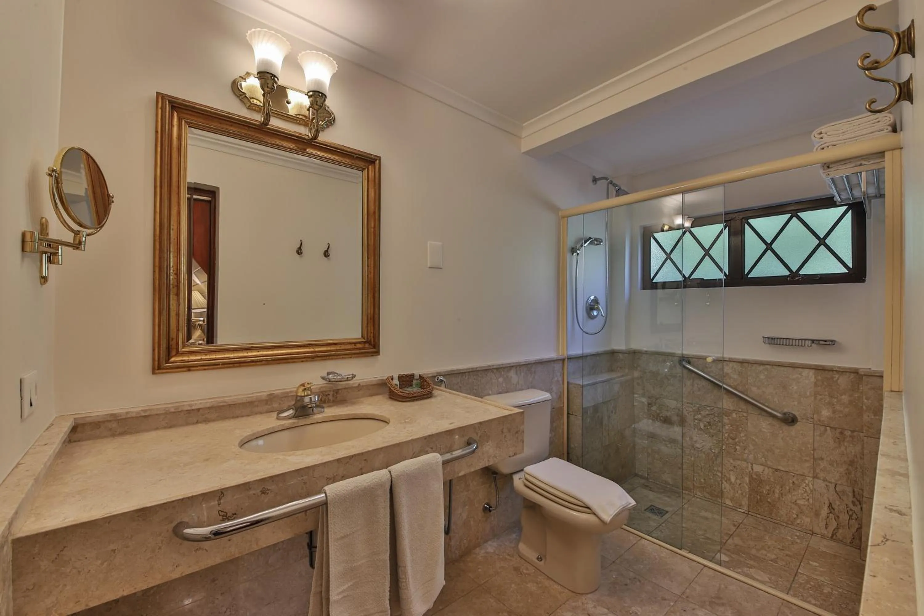 Bathroom in Le Suisse Elegance Hotel