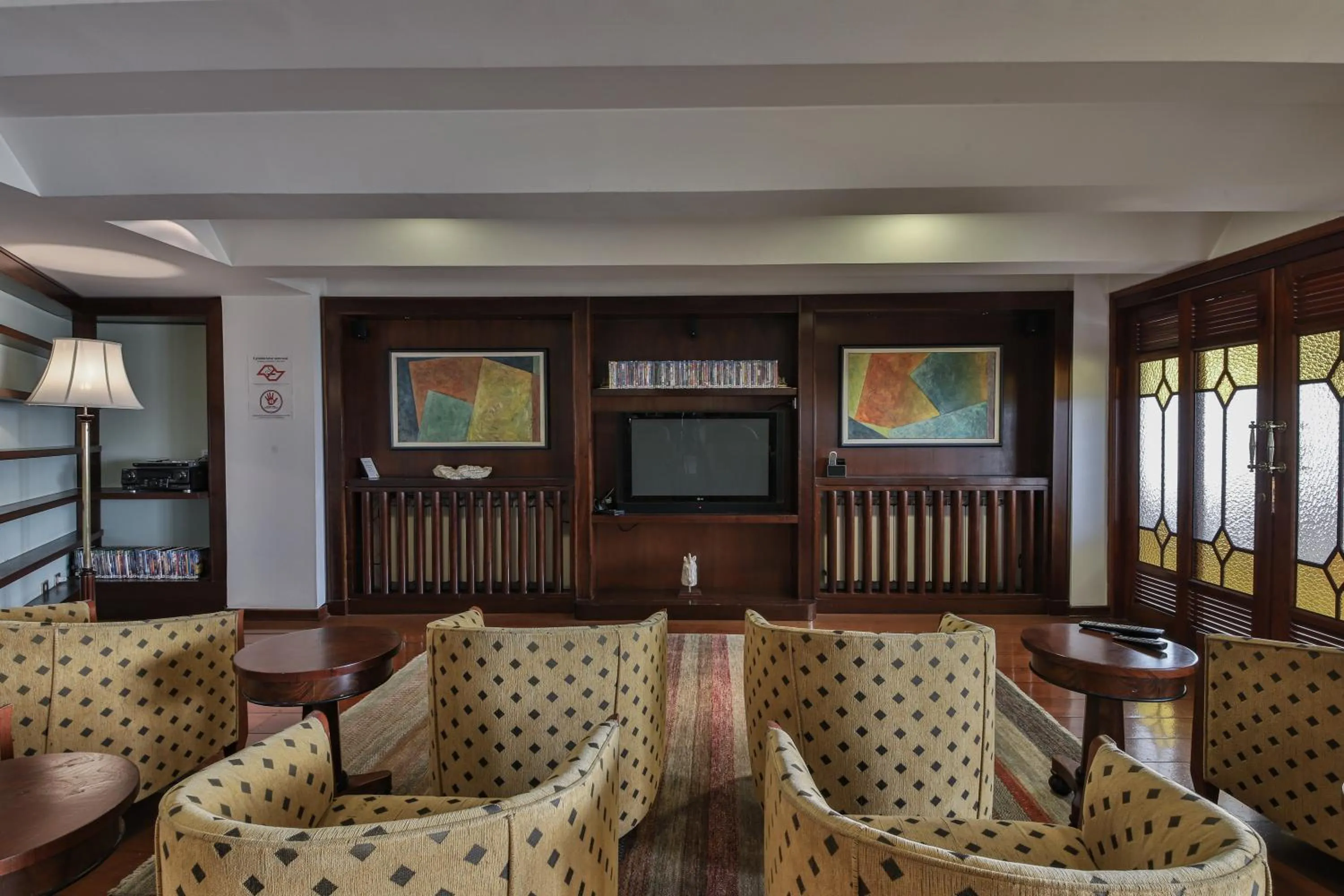 Communal lounge/ TV room in Le Suisse Elegance Hotel