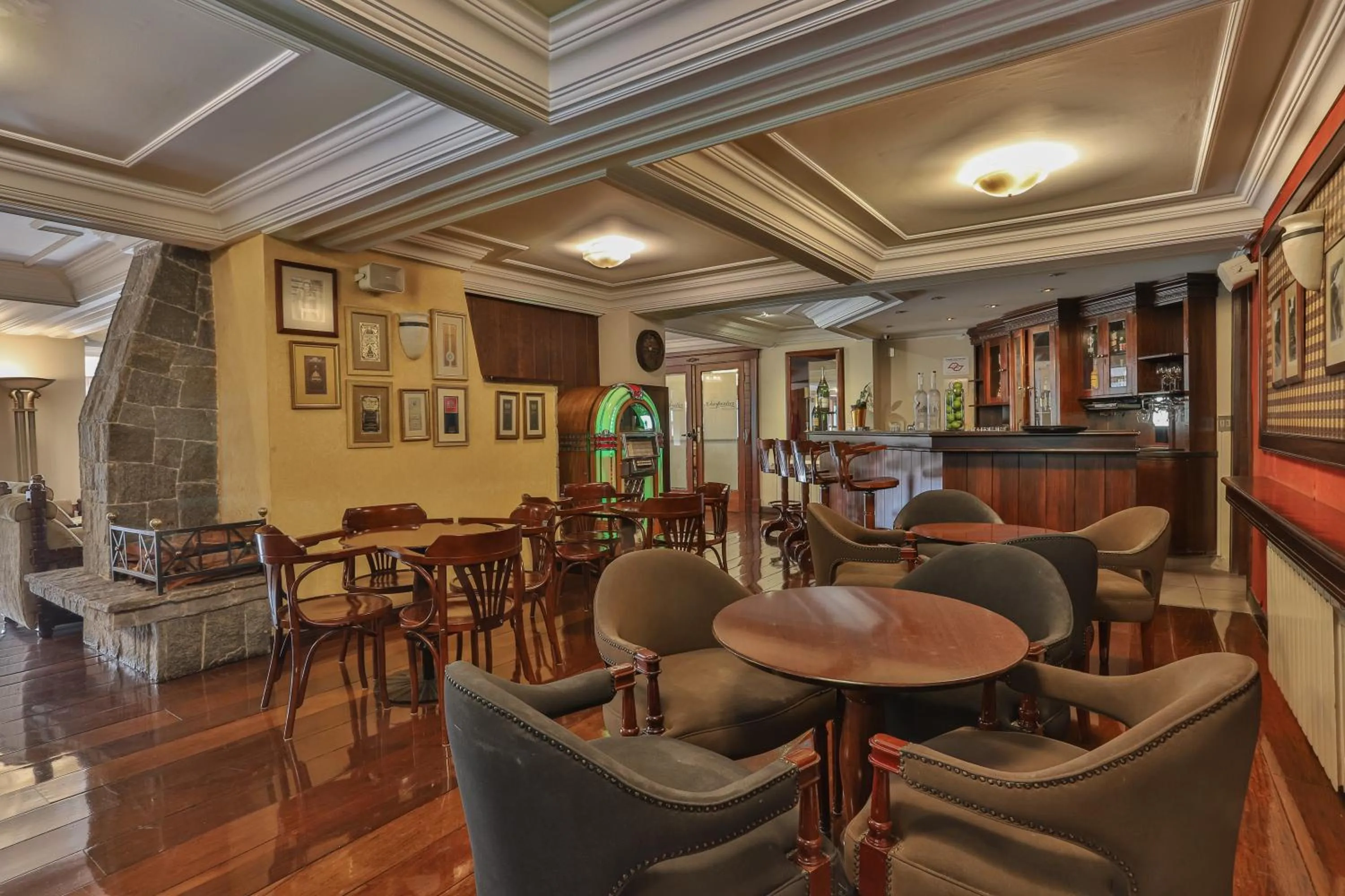 Lounge or bar in Le Suisse Elegance Hotel