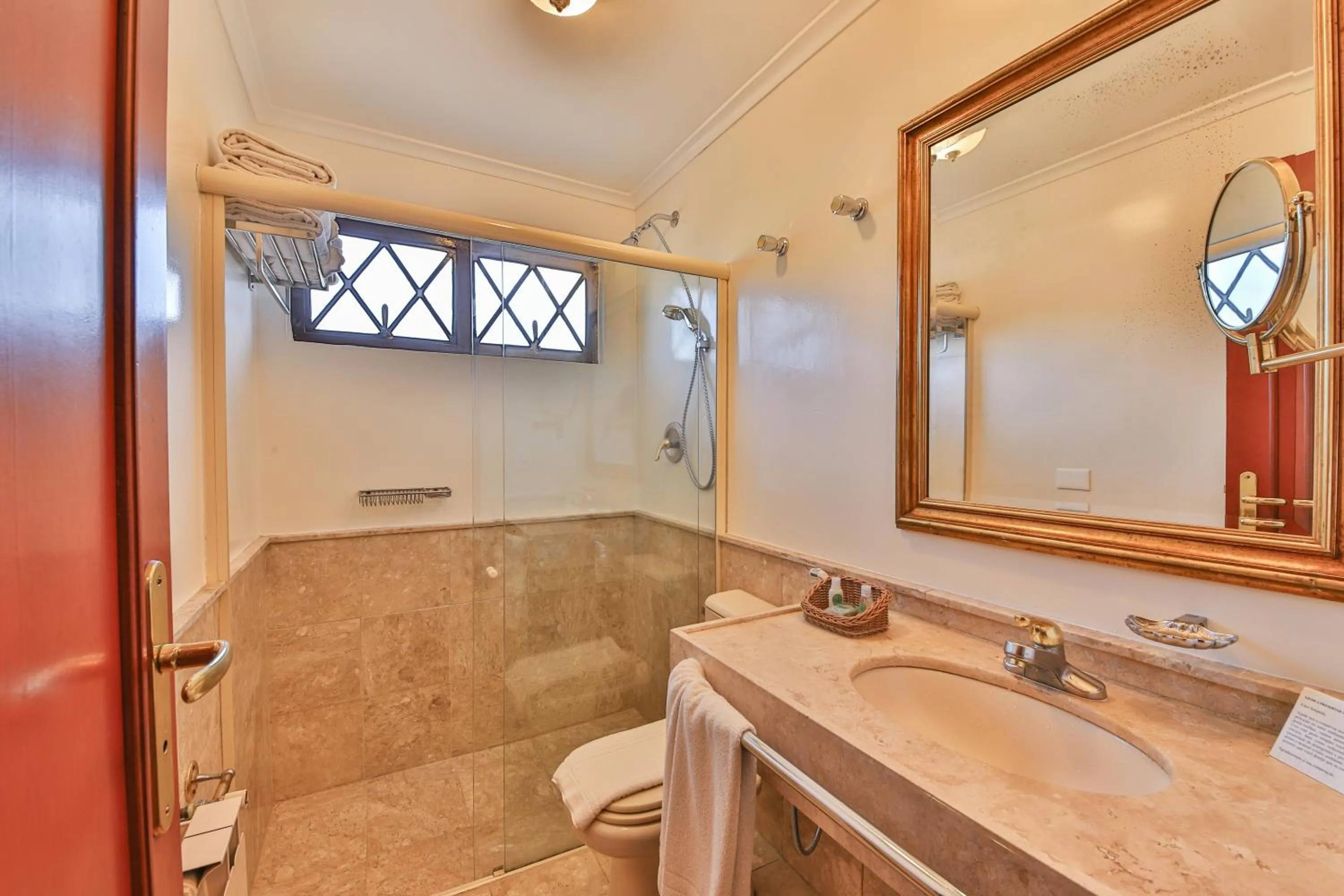 Bathroom in Le Suisse Elegance Hotel