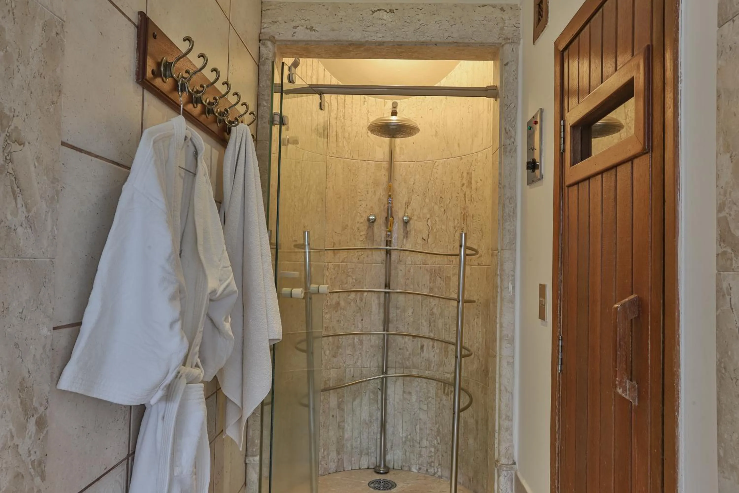 Shower in Le Suisse Elegance Hotel