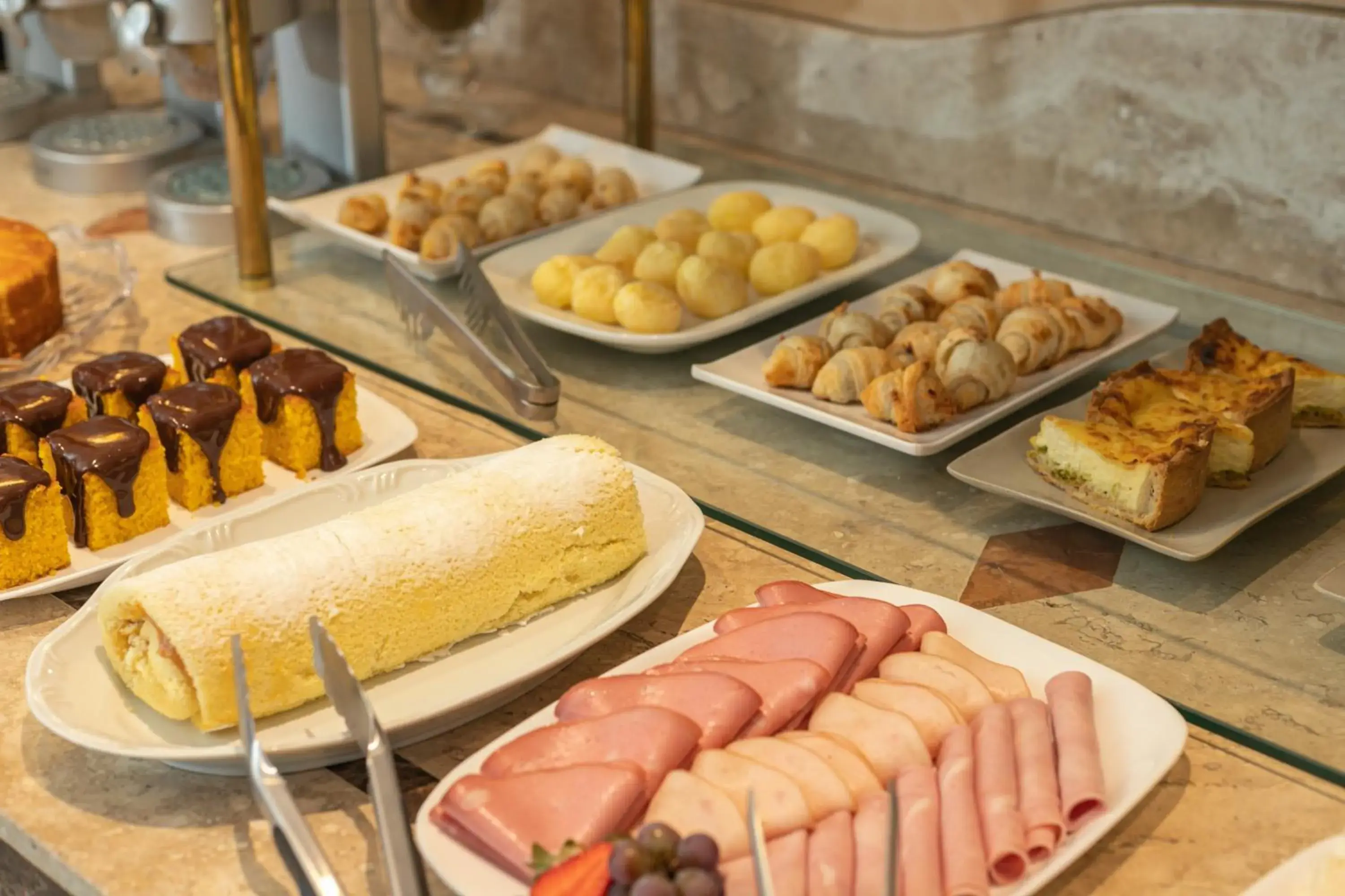 Continental breakfast in Le Suisse Elegance Hotel Continental breakfast in Le Suisse Elegance Hotel