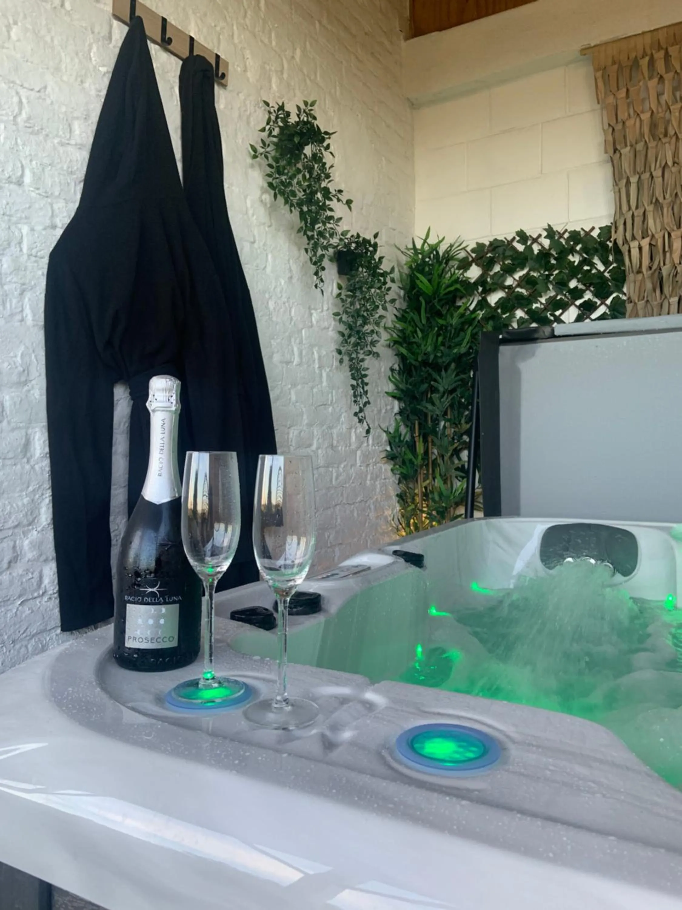 Hot Tub in Suite Tino - Jacuzzi privé, cabine infrarouge & vue