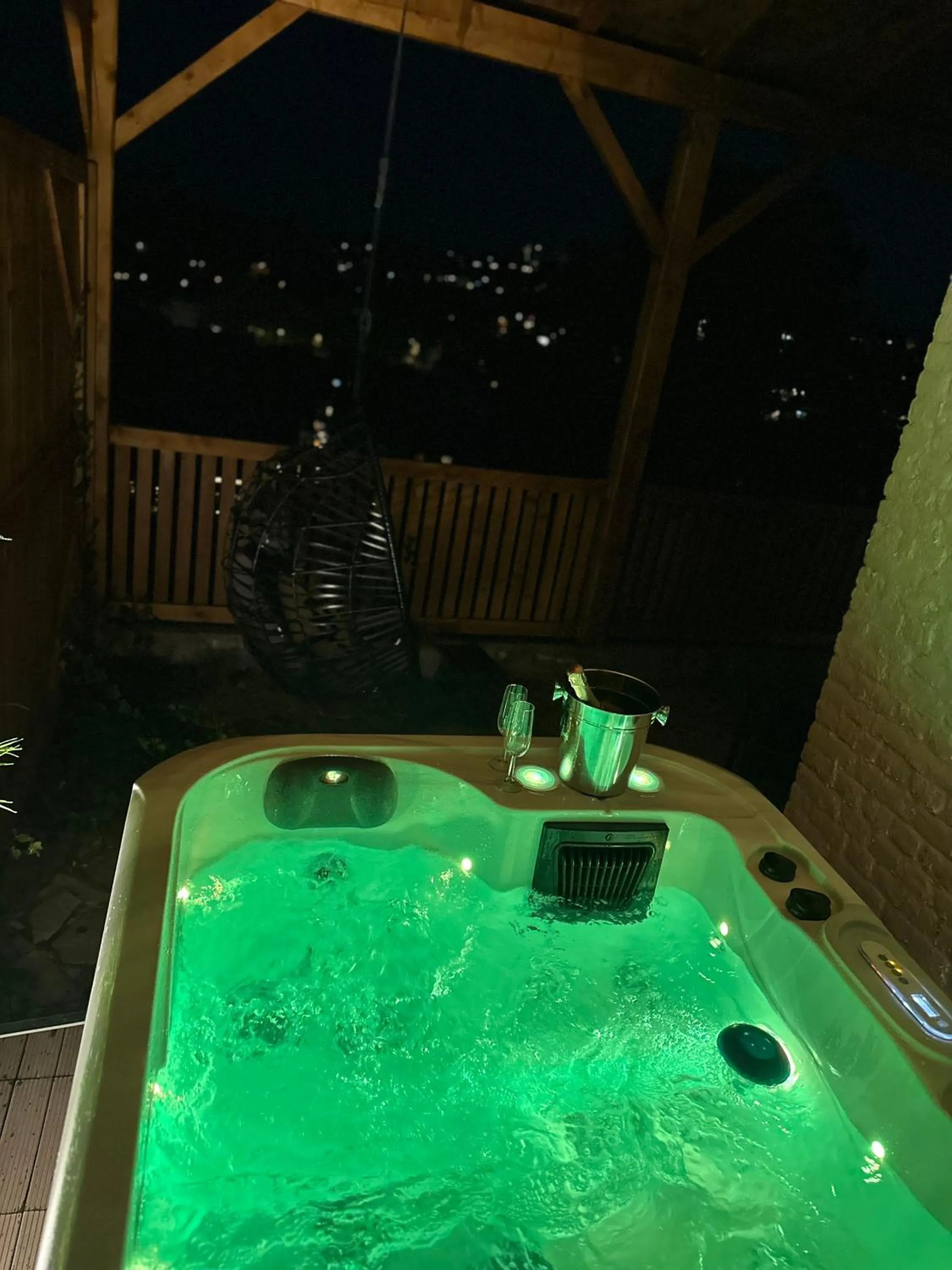 Hot Tub in Suite Tino - Jacuzzi privé, cabine infrarouge & vue