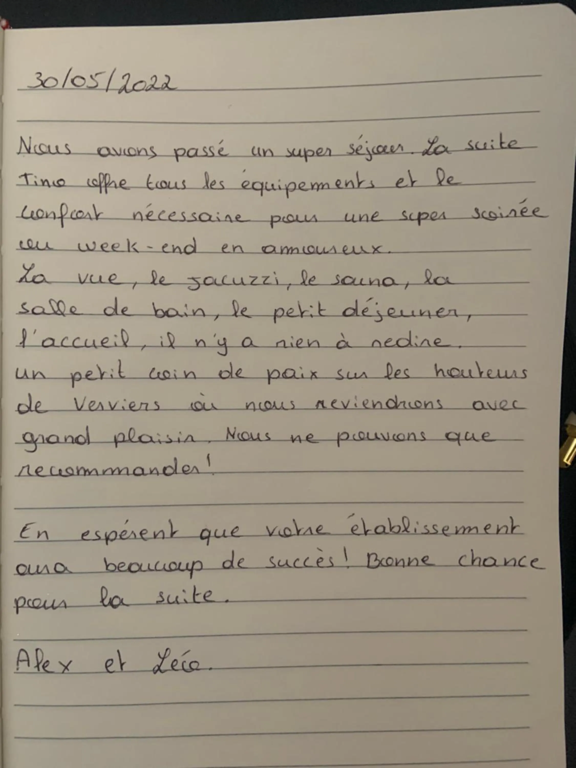 Text overlay in Suite Tino - Jacuzzi privé, cabine infrarouge & vue