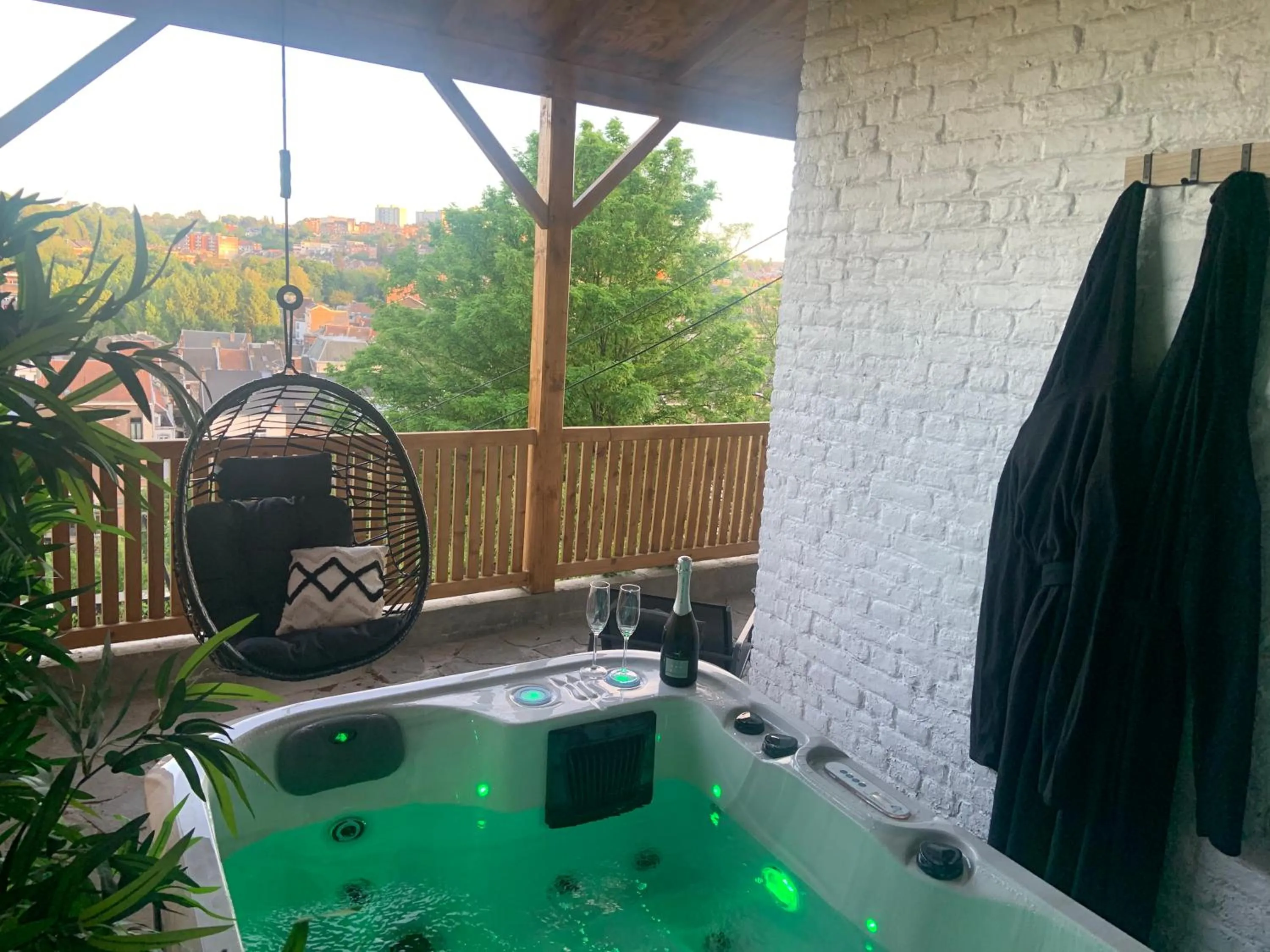 Spa and wellness centre/facilities in Suite Tino - Jacuzzi privé, cabine infrarouge & vue