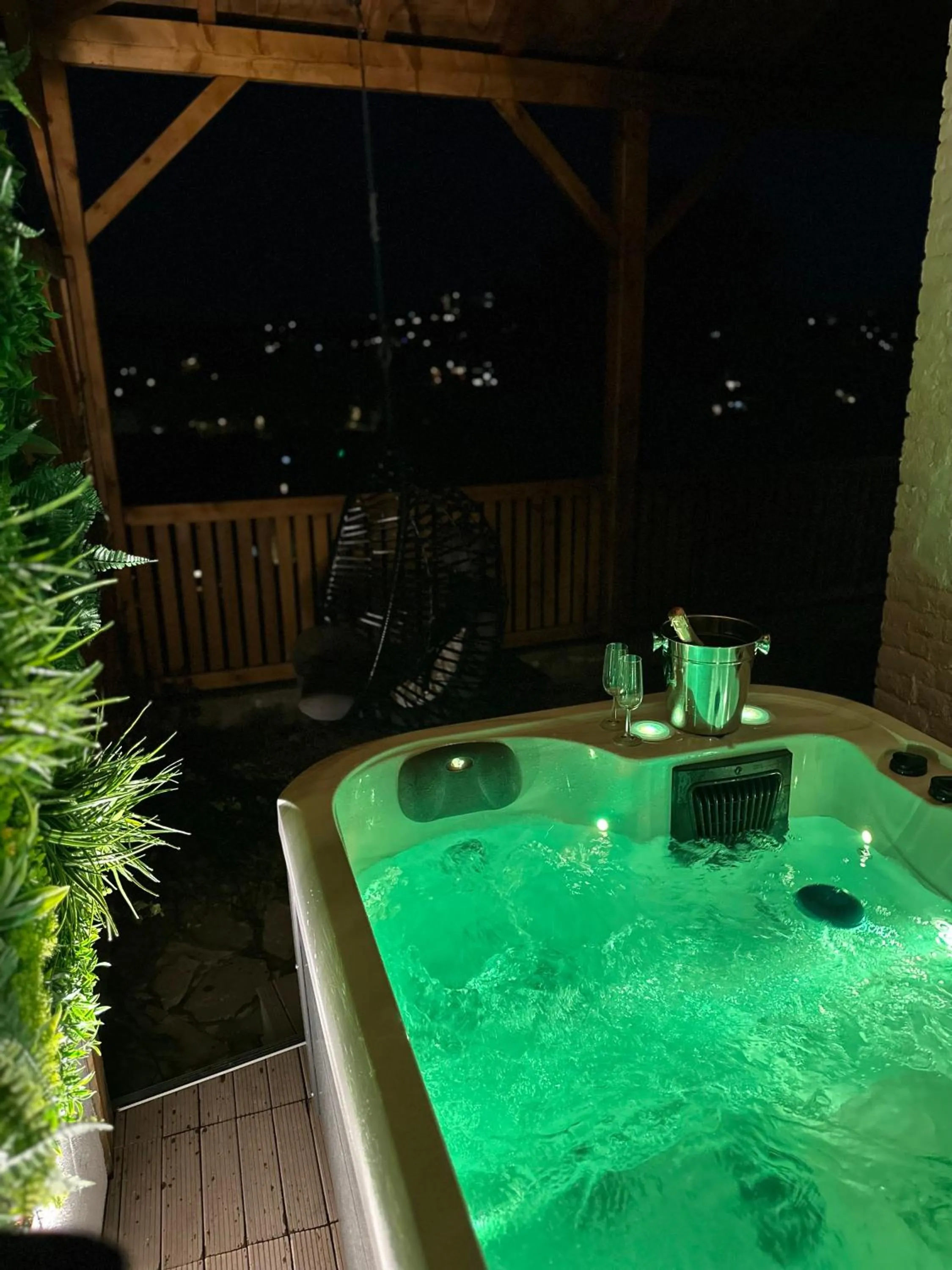 Hot Tub in Suite Tino - Jacuzzi privé, cabine infrarouge & vue
