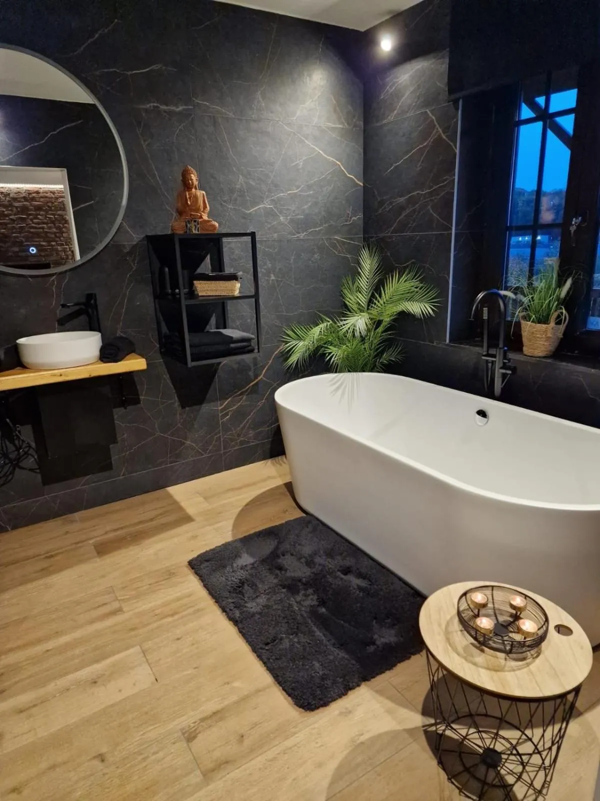 Bathroom in Suite Tino - Jacuzzi privé, cabine infrarouge & vue