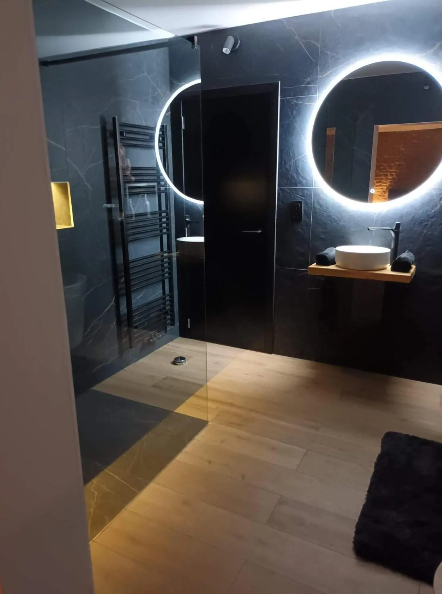 Bathroom in Suite Tino - Jacuzzi privé, cabine infrarouge & vue