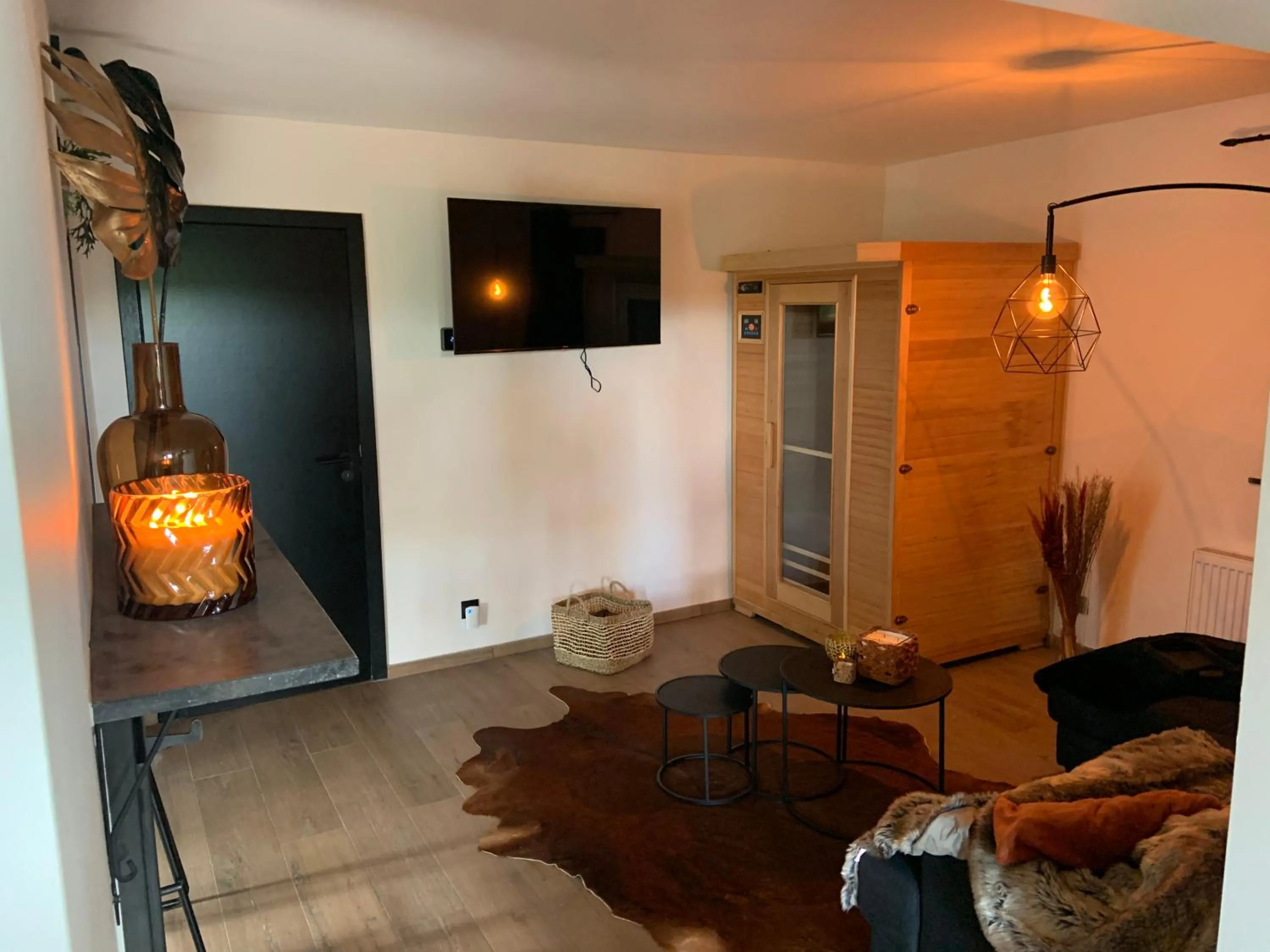 Communal lounge/ TV room in Suite Tino - Jacuzzi privé, cabine infrarouge & vue