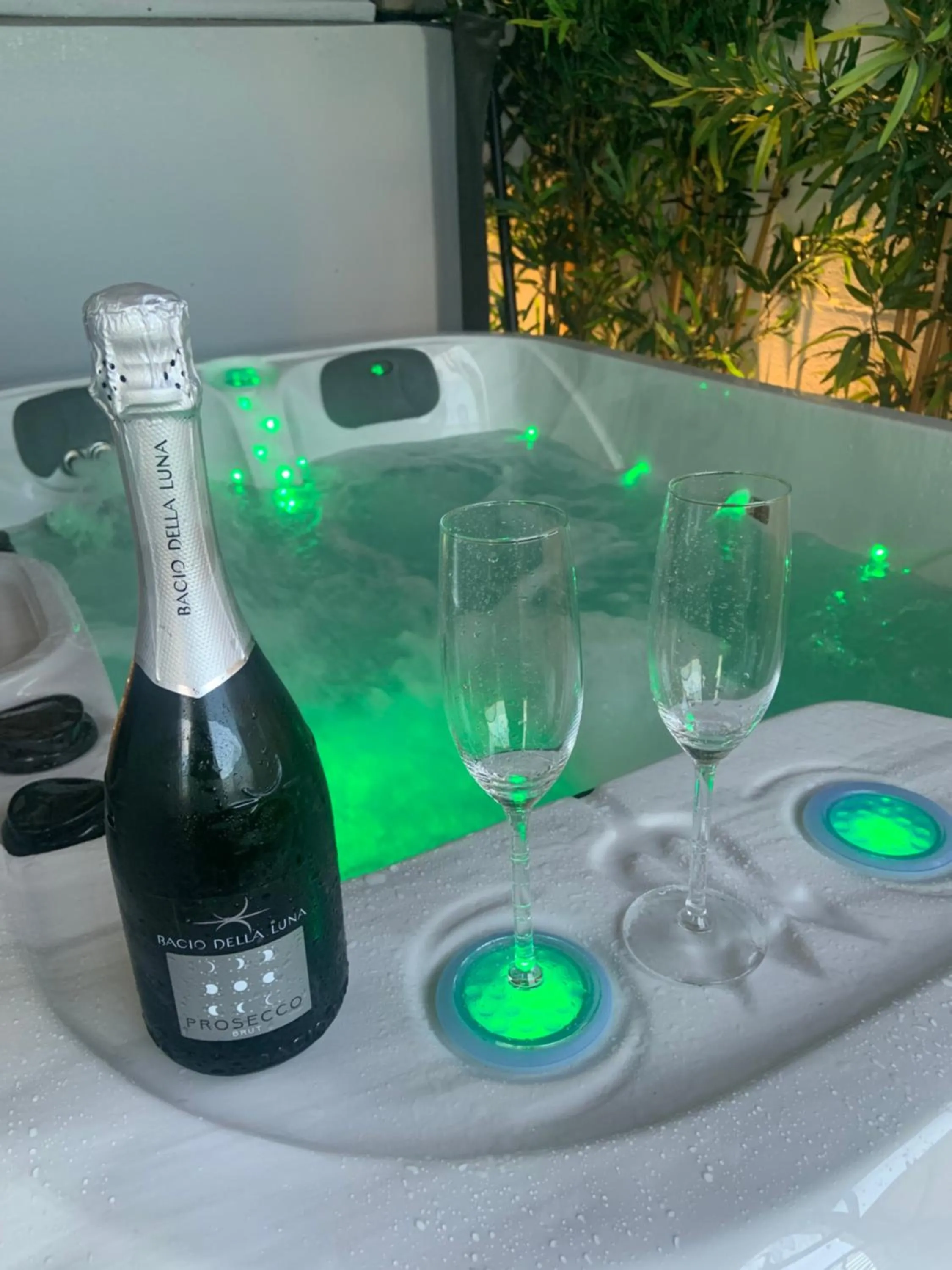 Spa and wellness centre/facilities in Suite Tino - Jacuzzi privé, cabine infrarouge & vue
