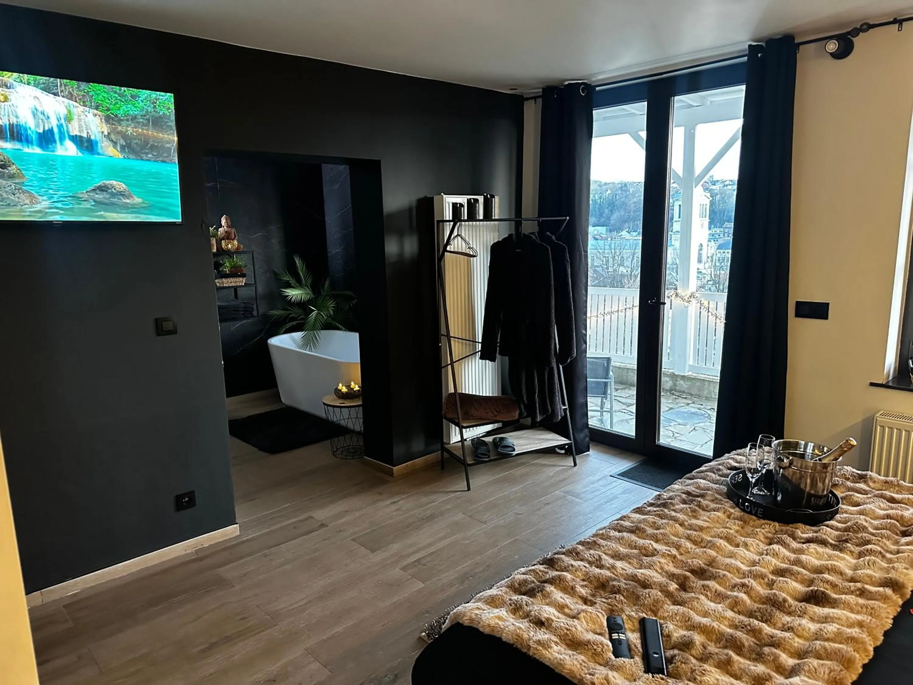 Bed in Suite Tino - Jacuzzi privé, cabine infrarouge & vue