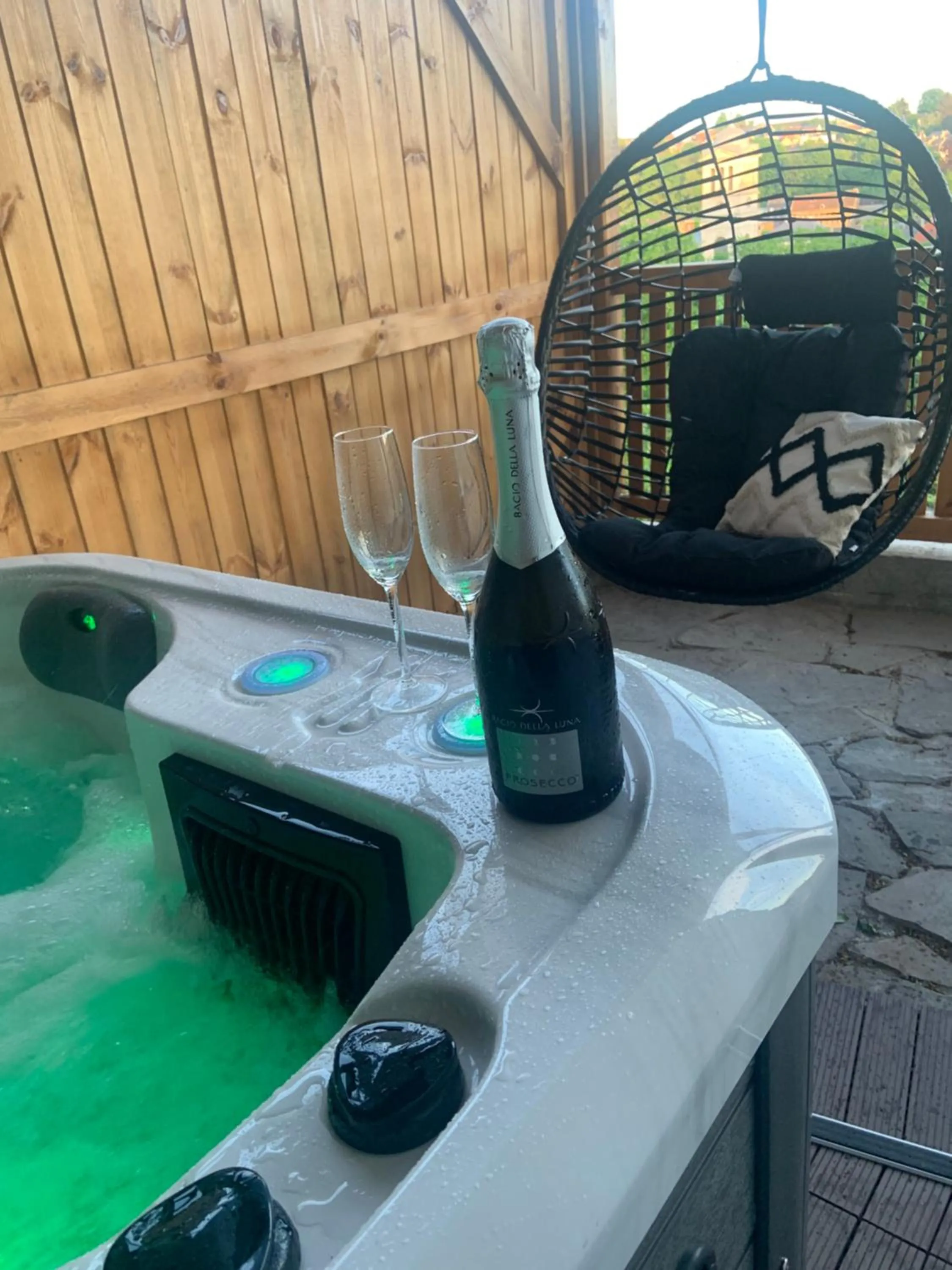 Hot Tub in Suite Tino - Jacuzzi privé, cabine infrarouge & vue