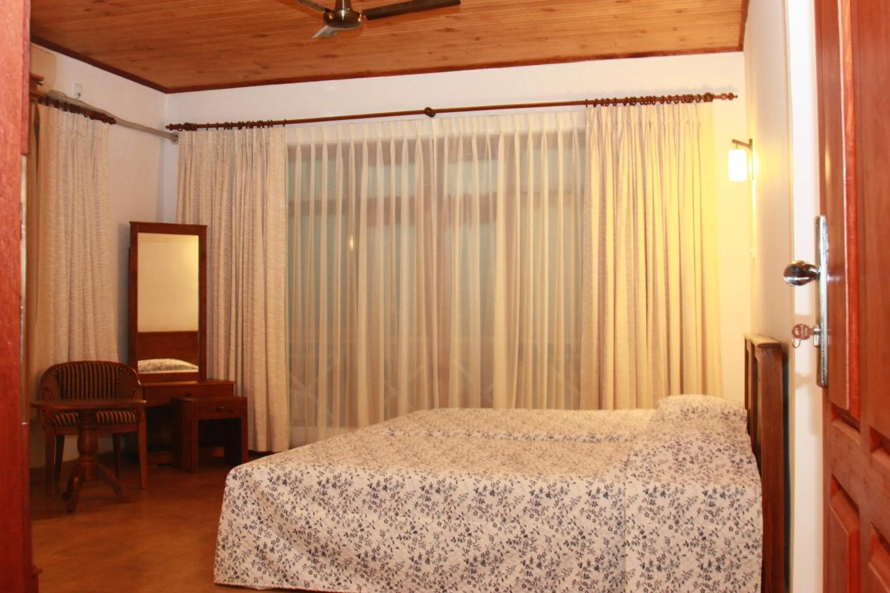 Photo of the whole room, Bed in Alta Vista