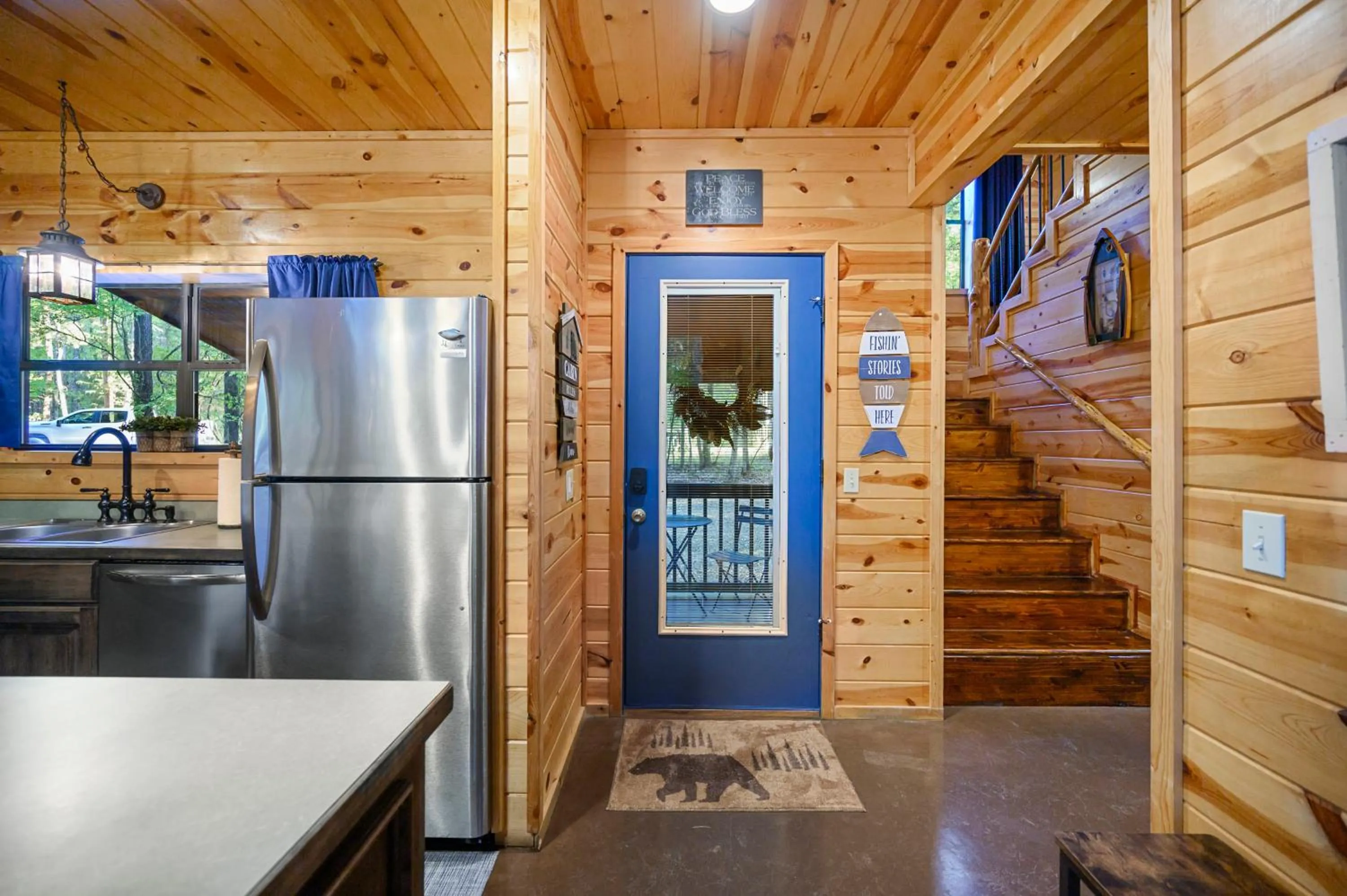 Hickory Bear - Cabin surrounded by pines, Sleeps 10, Hot Tub, Fire Pit, Arcade, Foosball Table & Deck Slide