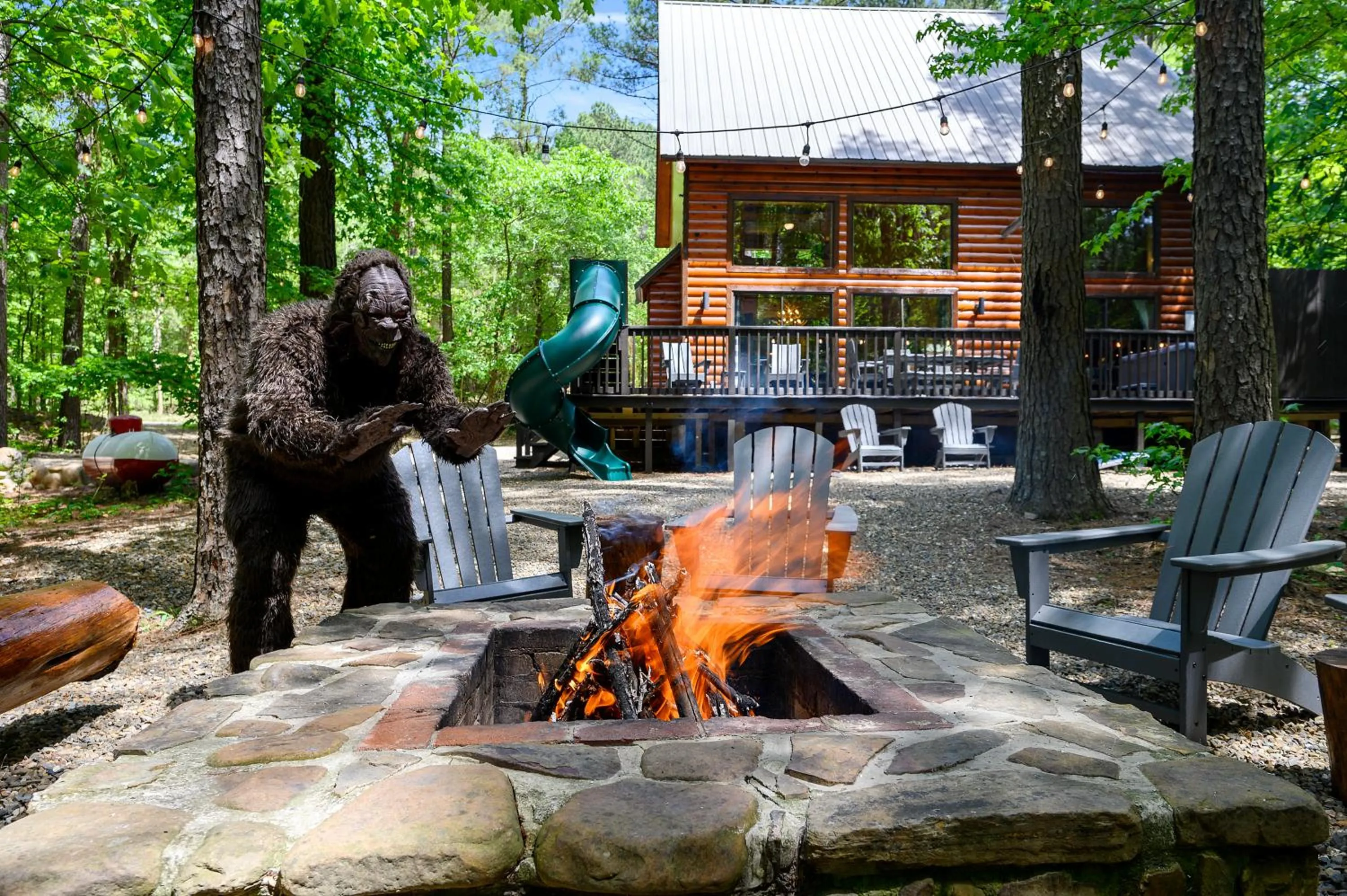 Hickory Bear - Cabin surrounded by pines, Sleeps 10, Hot Tub, Fire Pit, Arcade, Foosball Table & Deck Slide