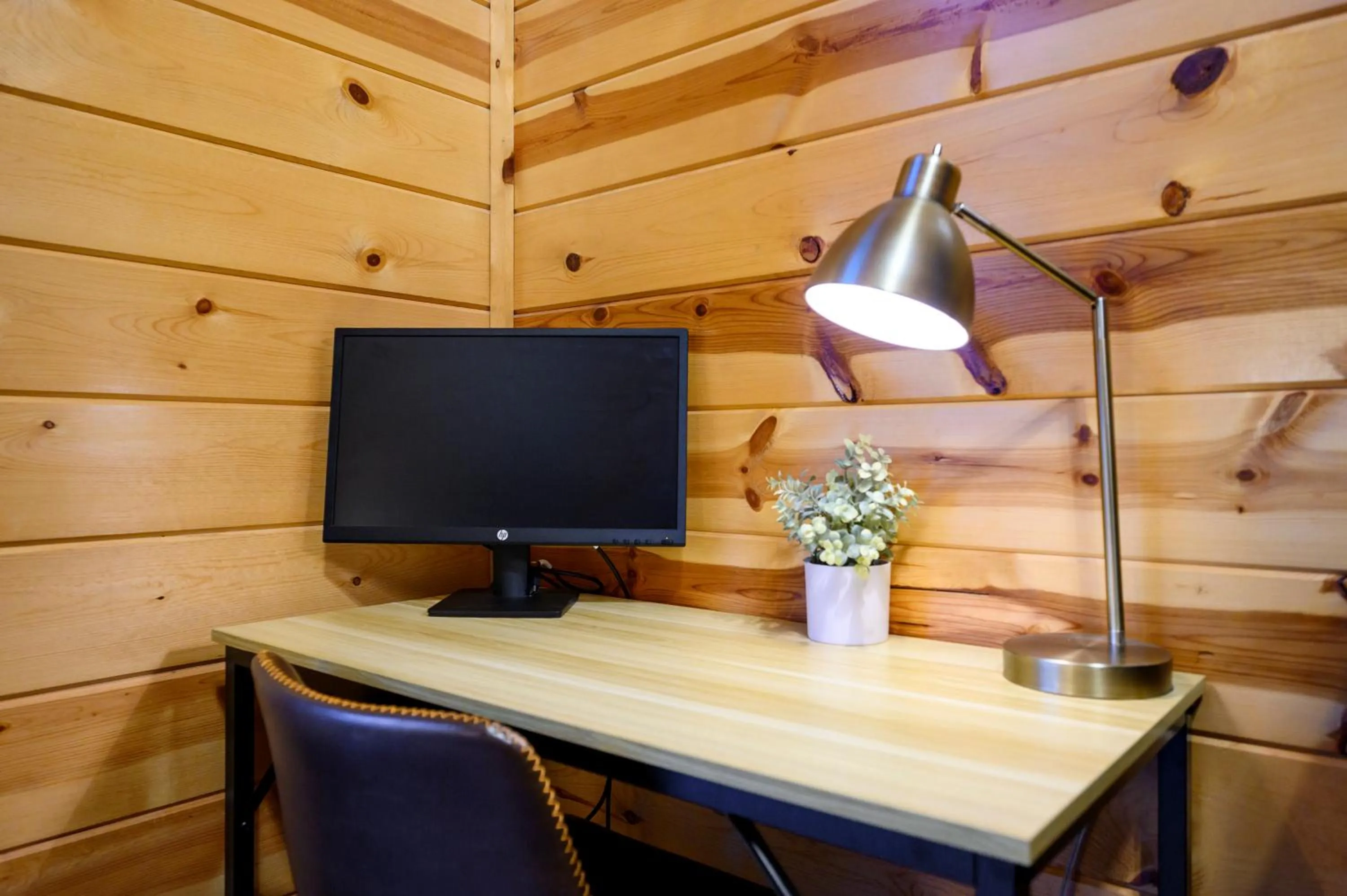 Hickory Bear - Cabin surrounded by pines, Sleeps 10, Hot Tub, Fire Pit, Arcade, Foosball Table & Deck Slide