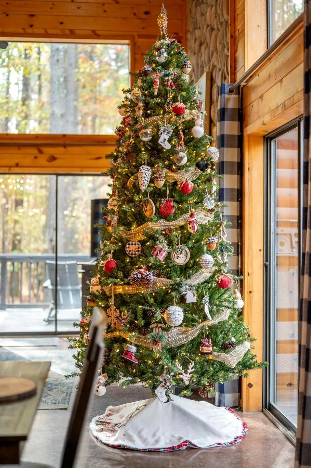 Hickory Bear - Cabin surrounded by pines, Sleeps 10, Hot Tub, Fire Pit, Arcade, Foosball Table & Deck Slide