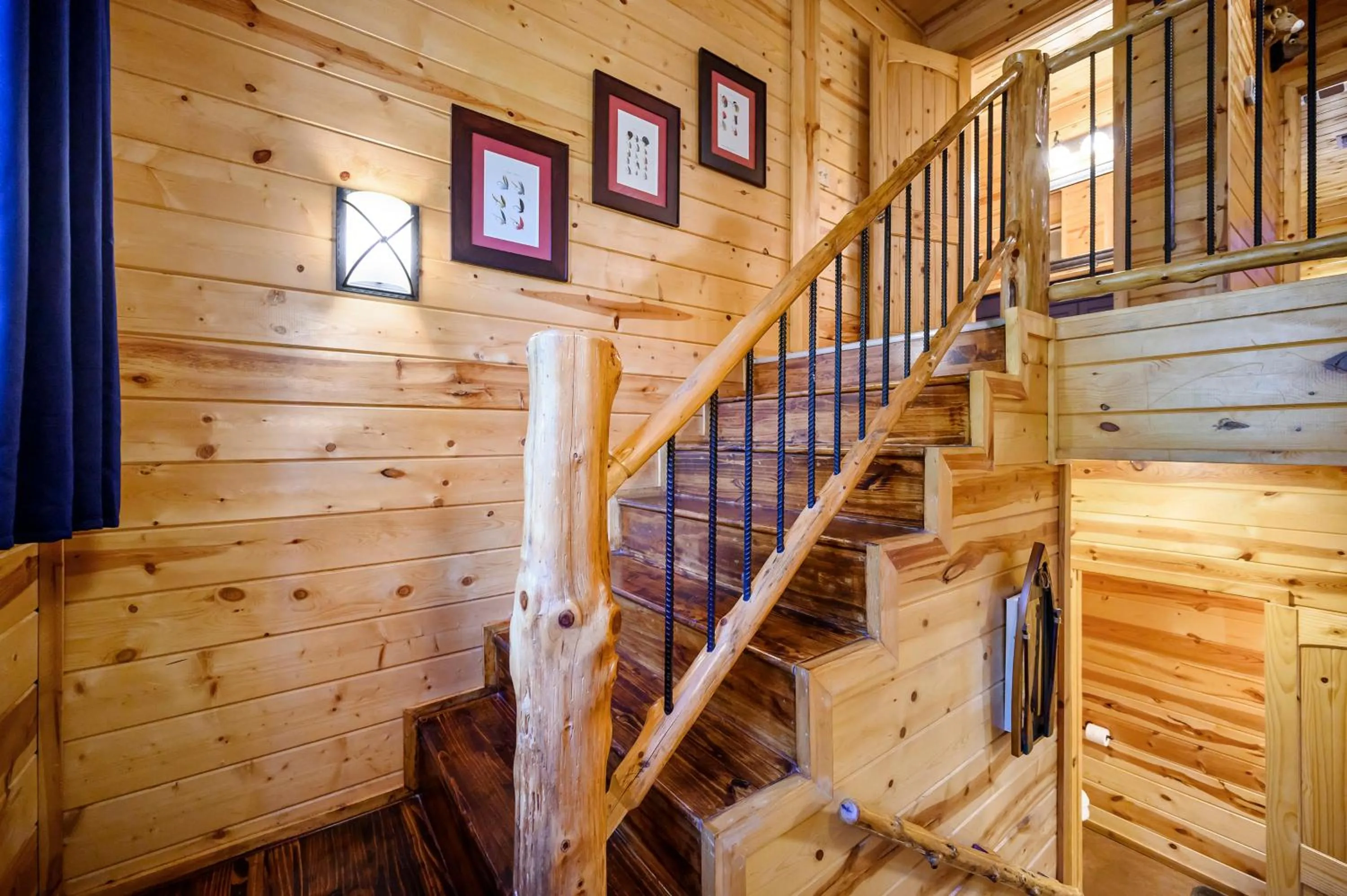 Hickory Bear - Cabin surrounded by pines, Sleeps 10, Hot Tub, Fire Pit, Arcade, Foosball Table & Deck Slide