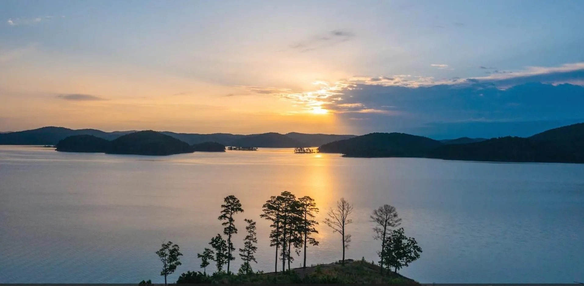 Hickory Bear - Cabin surrounded by pines, Sleeps 10, Hot Tub, Fire Pit, Arcade, Foosball Table & Deck Slide