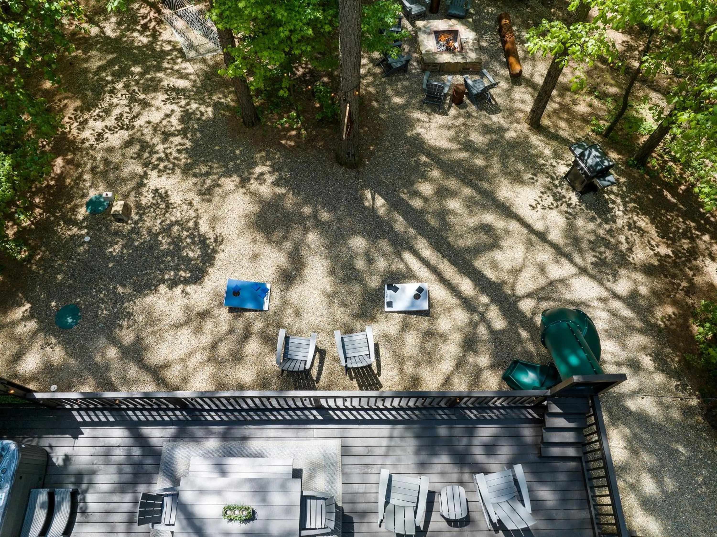 Hickory Bear - Cabin surrounded by pines, Sleeps 10, Hot Tub, Fire Pit, Arcade, Foosball Table & Deck Slide