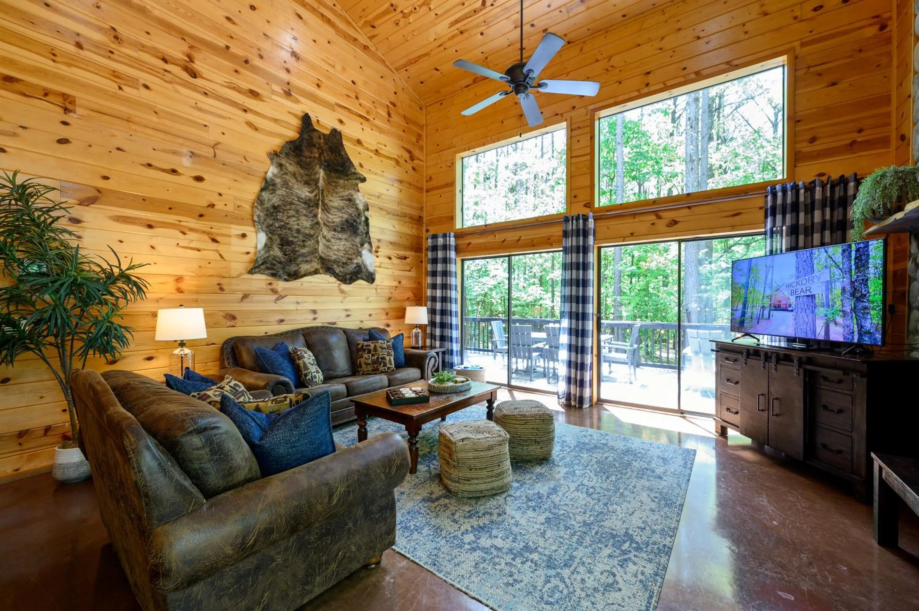 Living room in Hickory Bear - Cabin surrounded by pines, Sleeps 10, Hot Tub, Fire Pit, Arcade, Foosball Table & Deck Slide