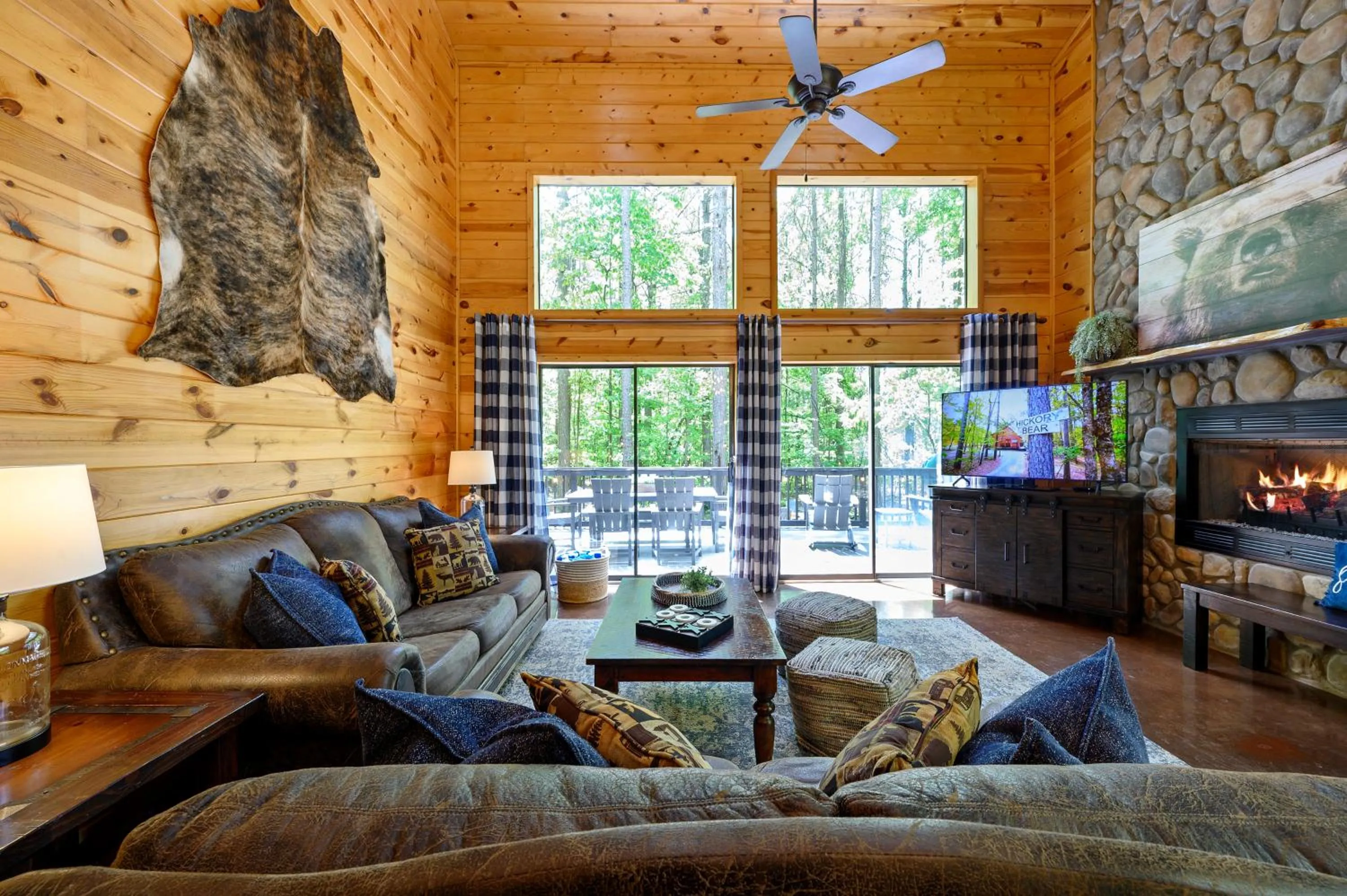 Living room in Hickory Bear - Cabin surrounded by pines, Sleeps 10, Hot Tub, Fire Pit, Arcade, Foosball Table & Deck Slide