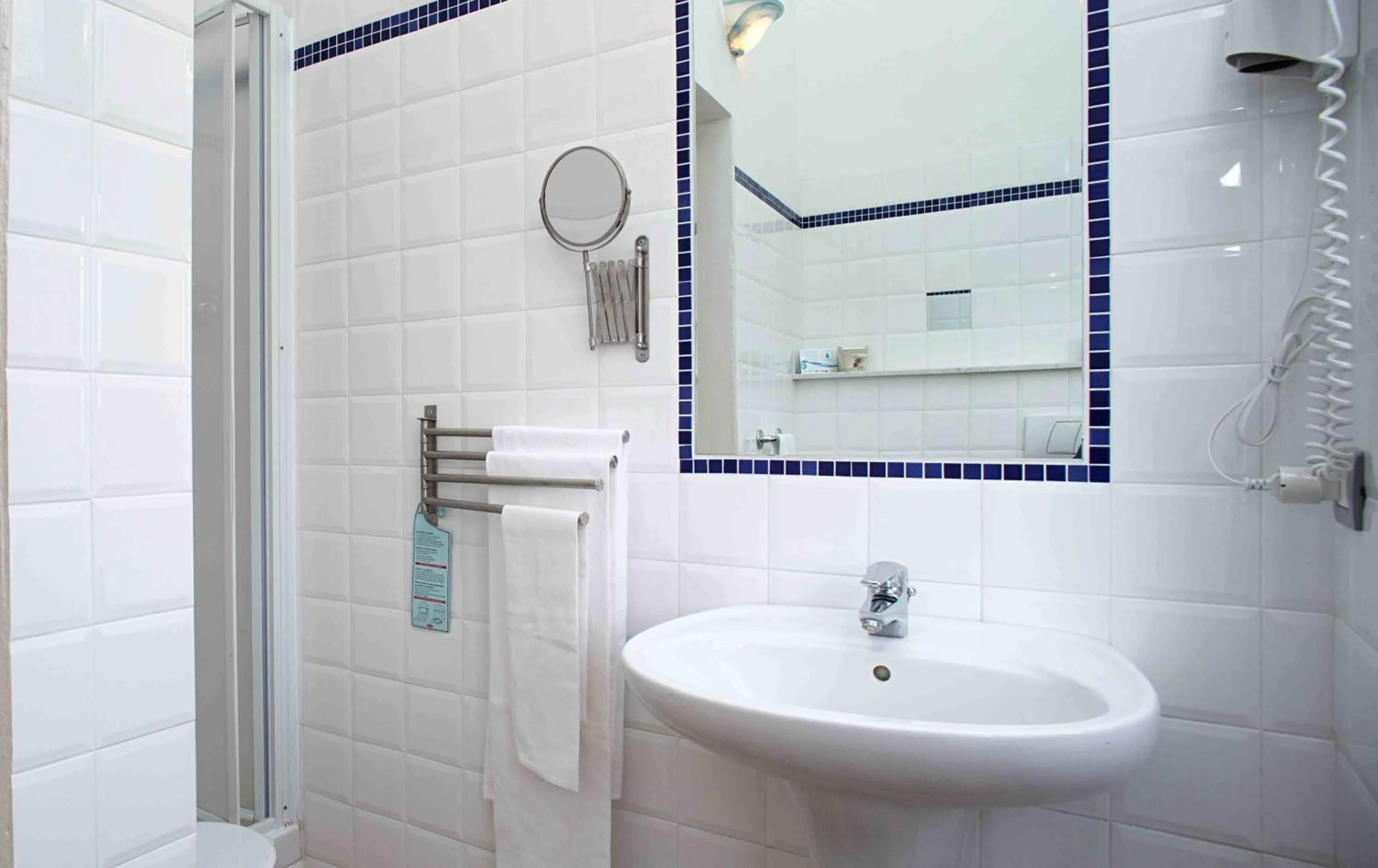 Bathroom in Hotel Del Borgo