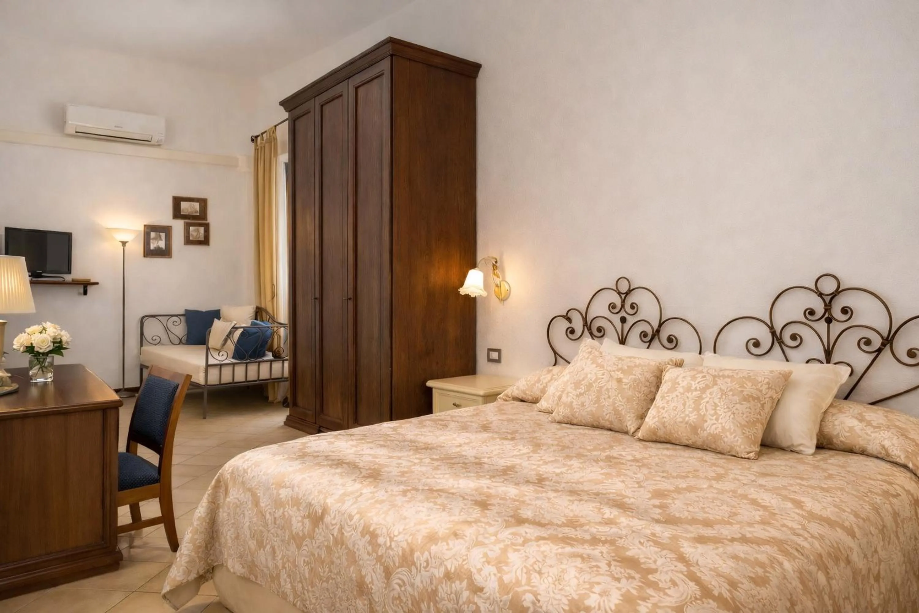 Bedroom, Bed in Hotel Del Borgo