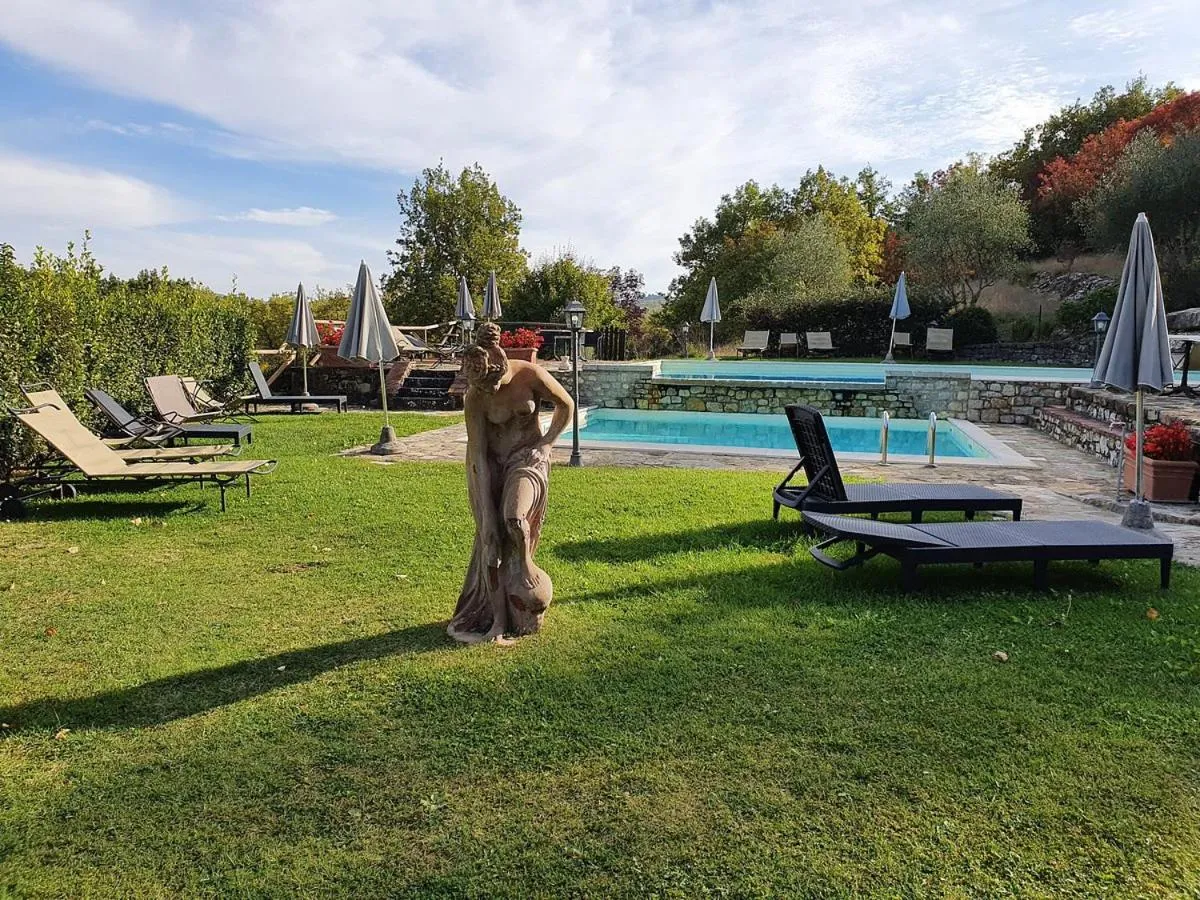 Swimming pool in Hotel Le Pozze Di Lecchi