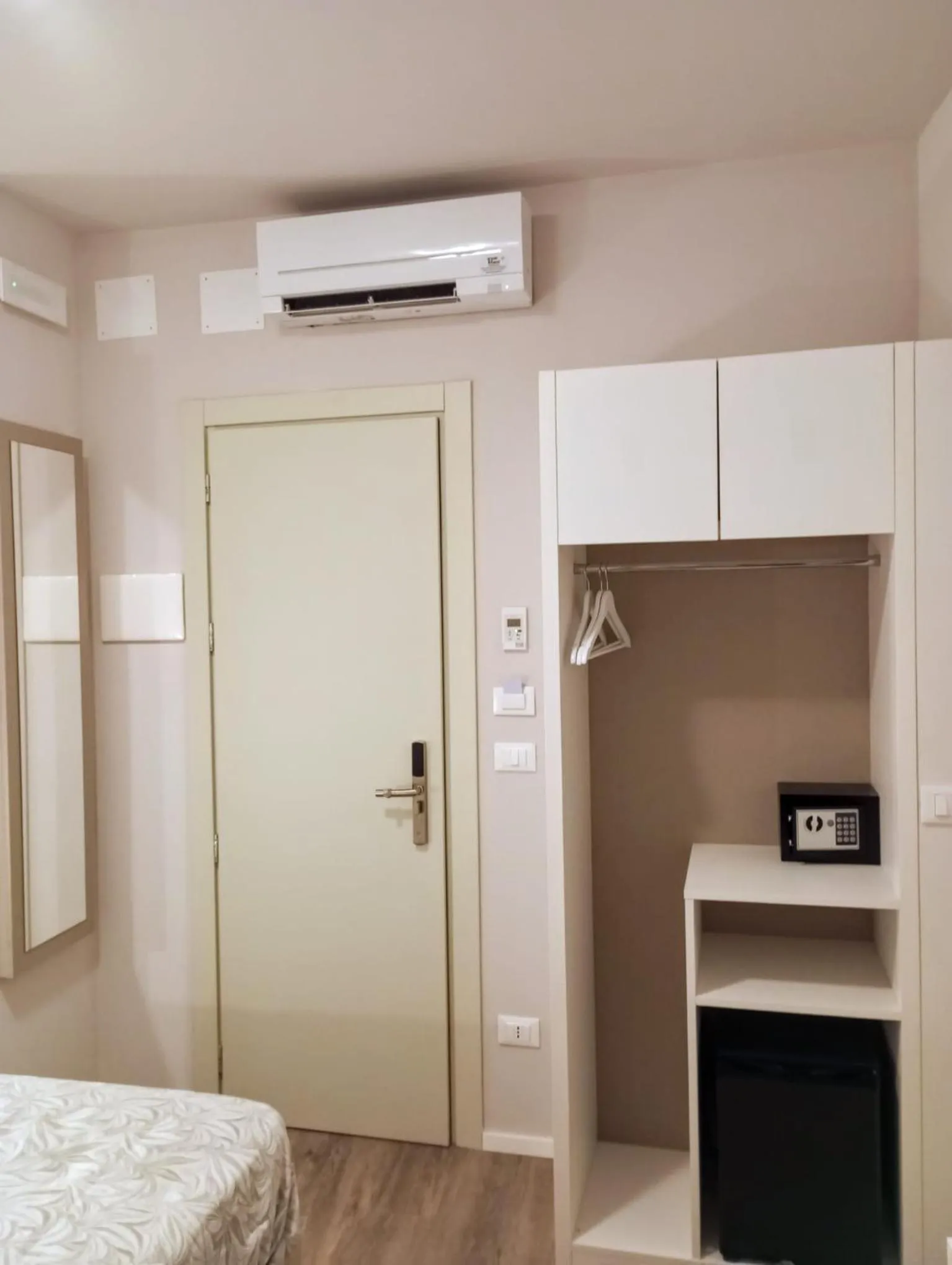 wardrobe, Bed in Hotel Acquario