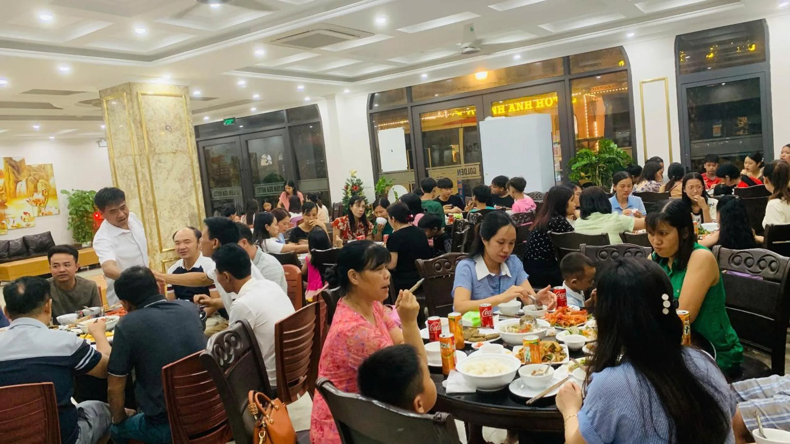 Restaurant/places to eat in Golden Sea Hotel