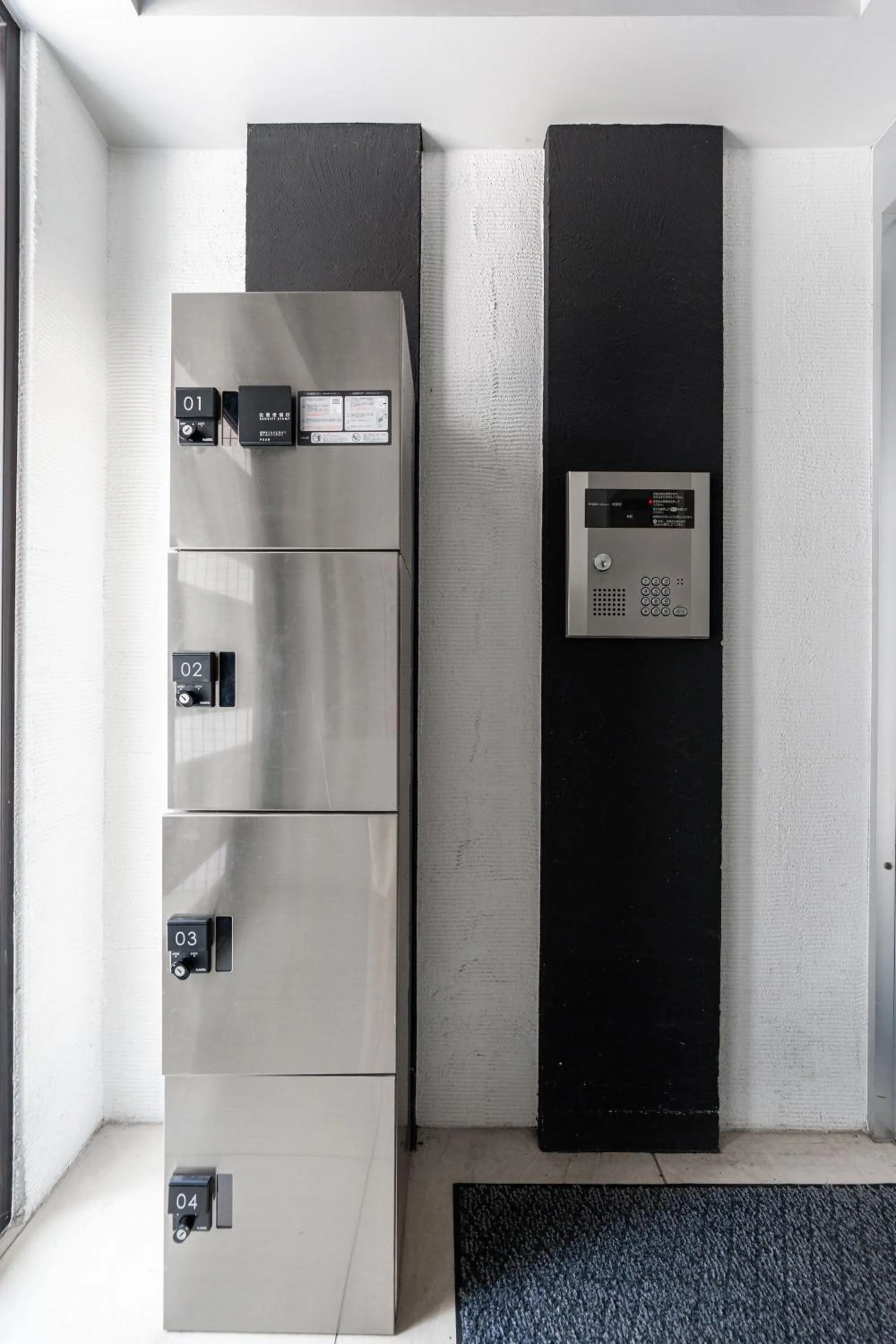 Facade/entrance in YELLOW