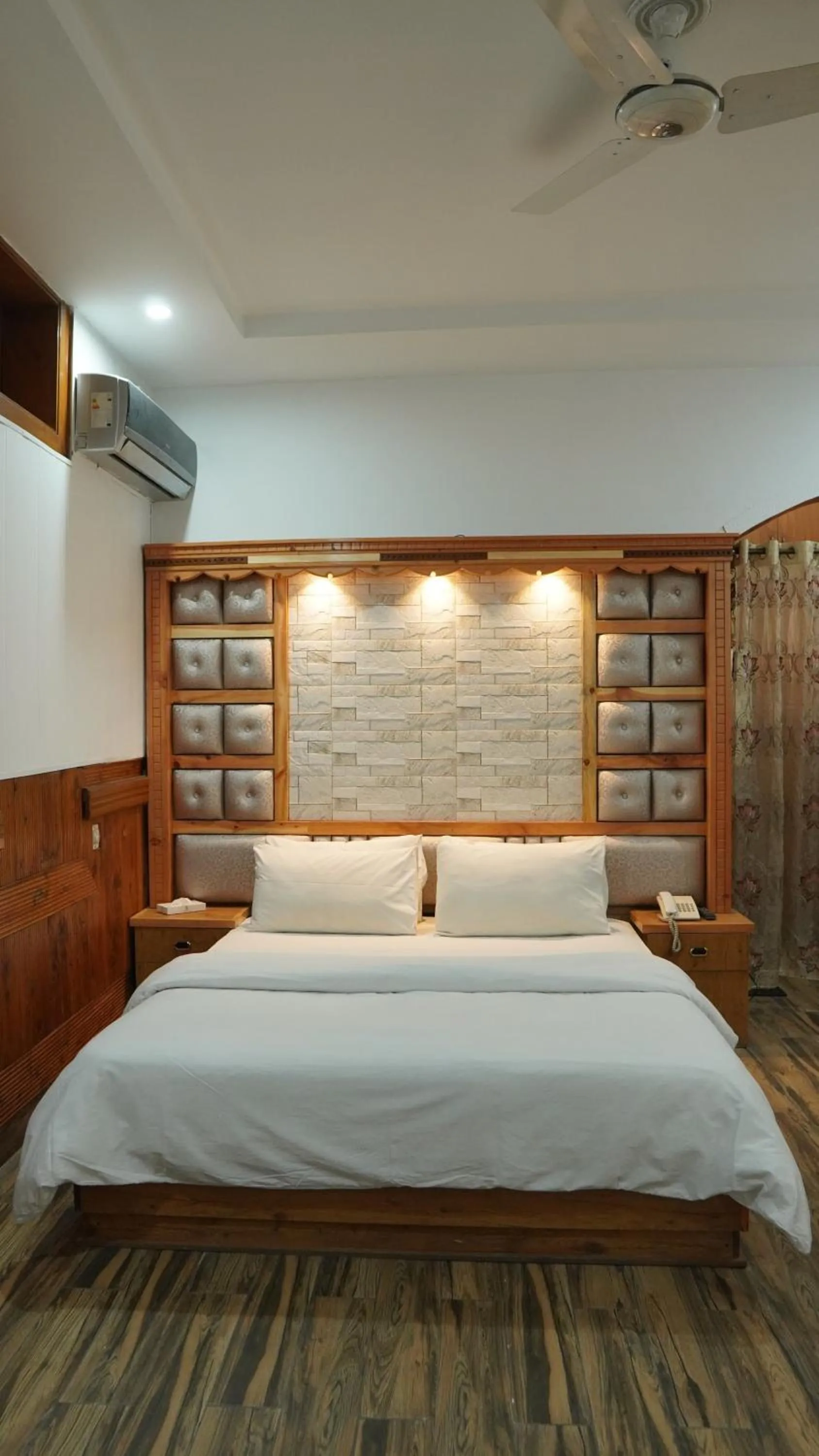 Bedroom, Bed in Park Hotel Gilgit
