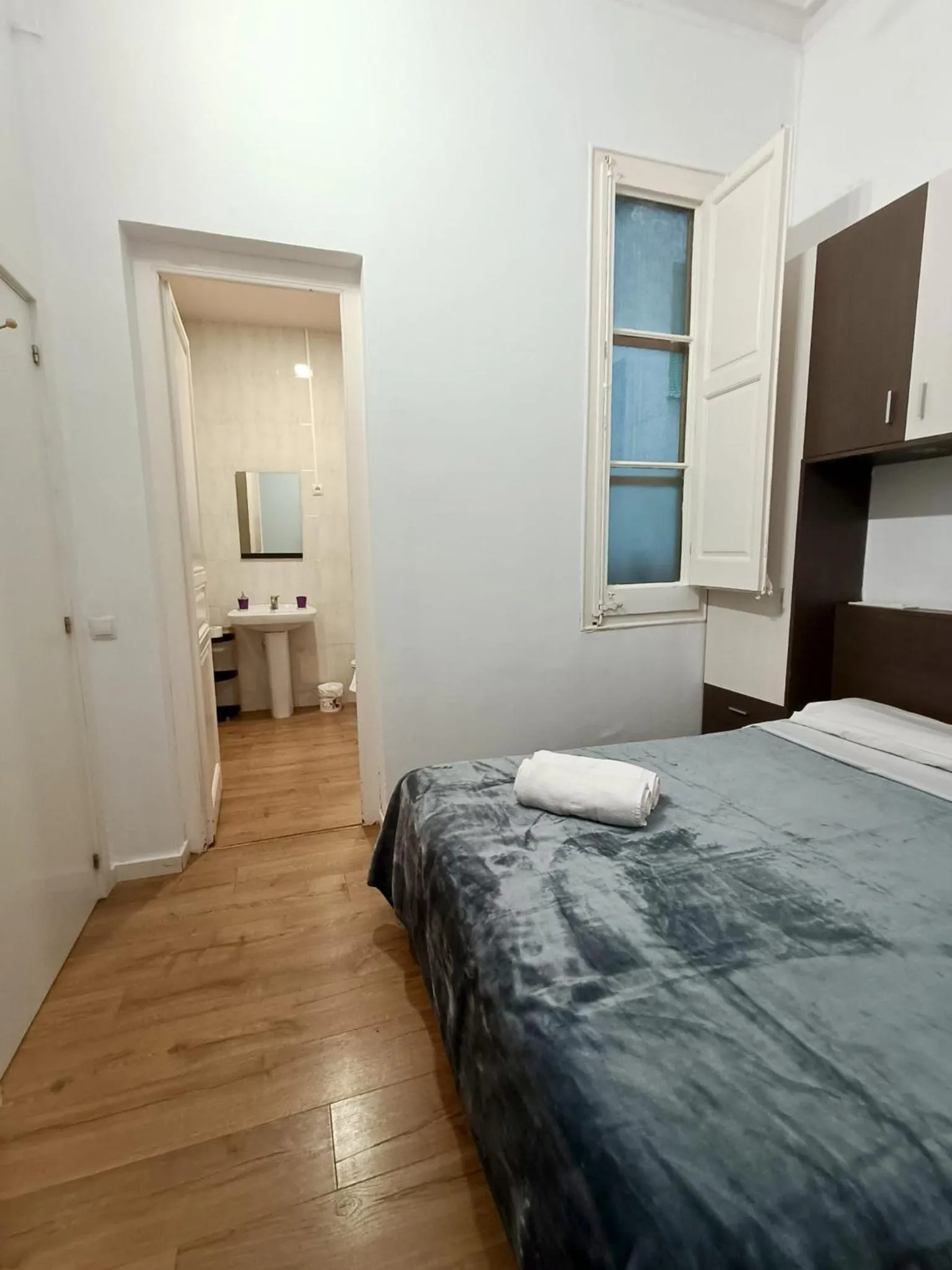 Bathroom, Bed in Hostal Sant Antoni