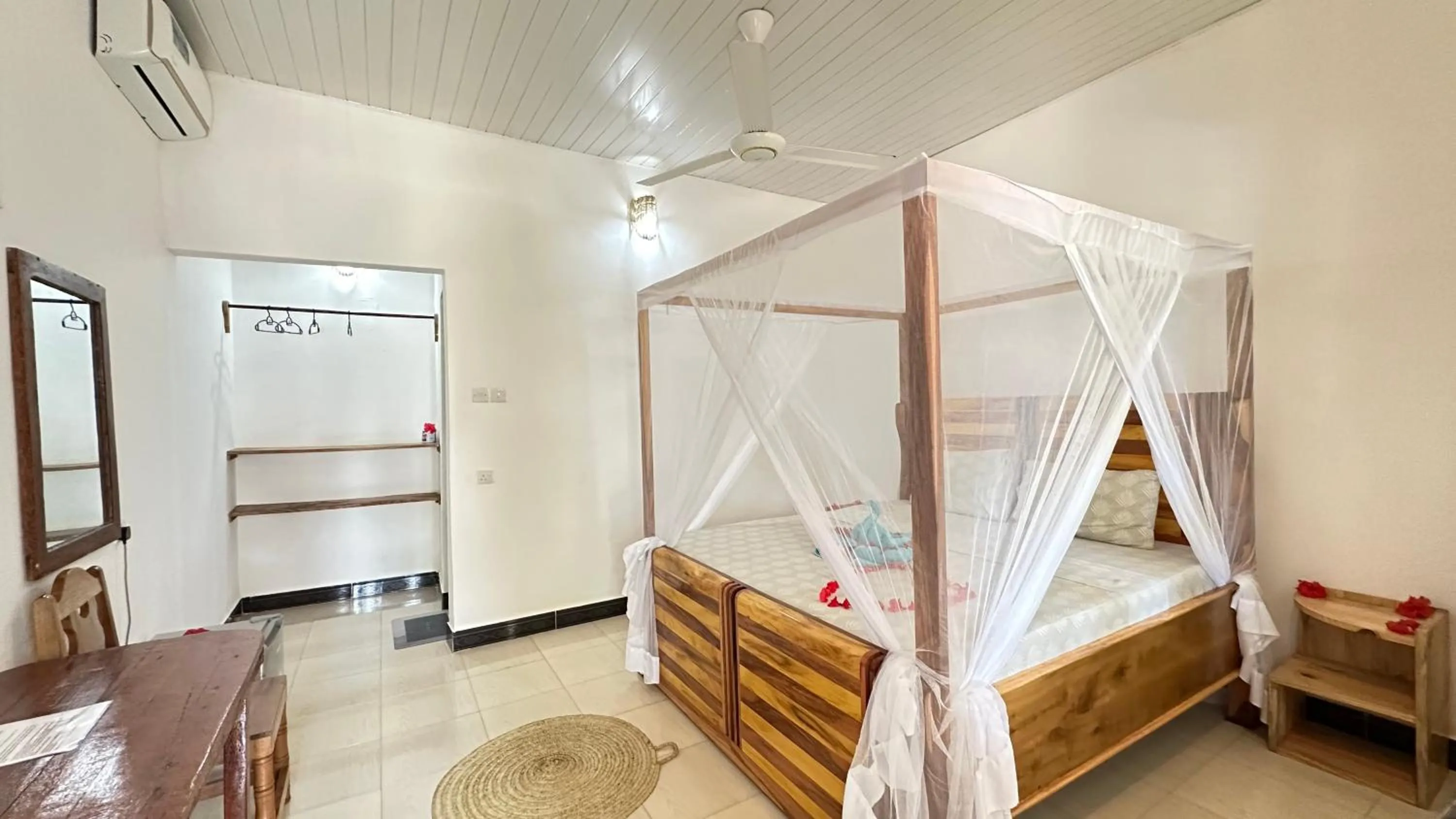 Photo of the whole room, Bed in Kihori Nungwi