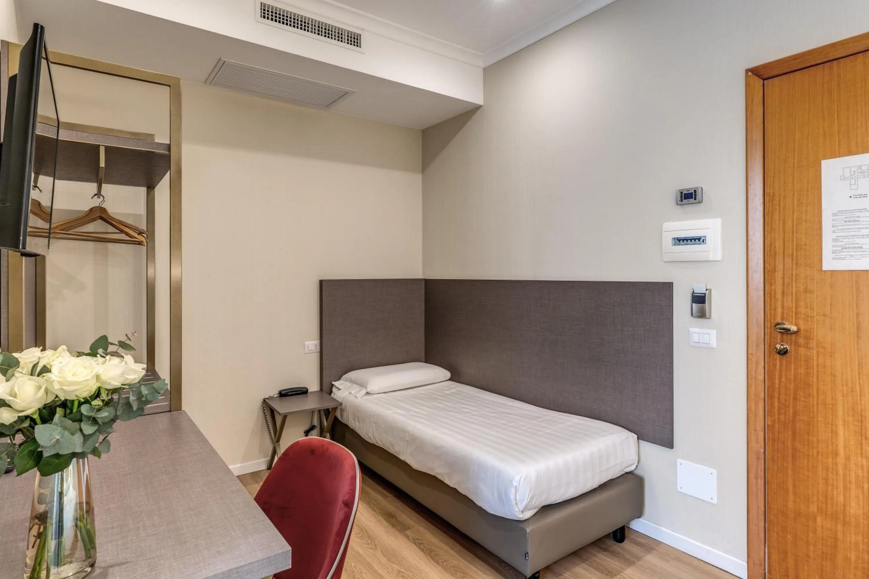 Bedroom, Bed in Flower Garden Hotel