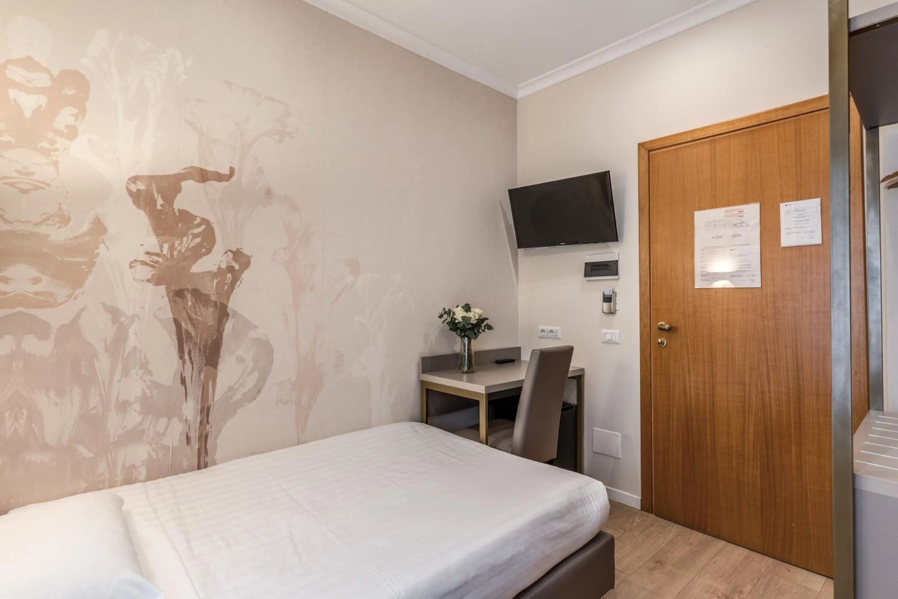 Bedroom, Bed in Flower Garden Hotel