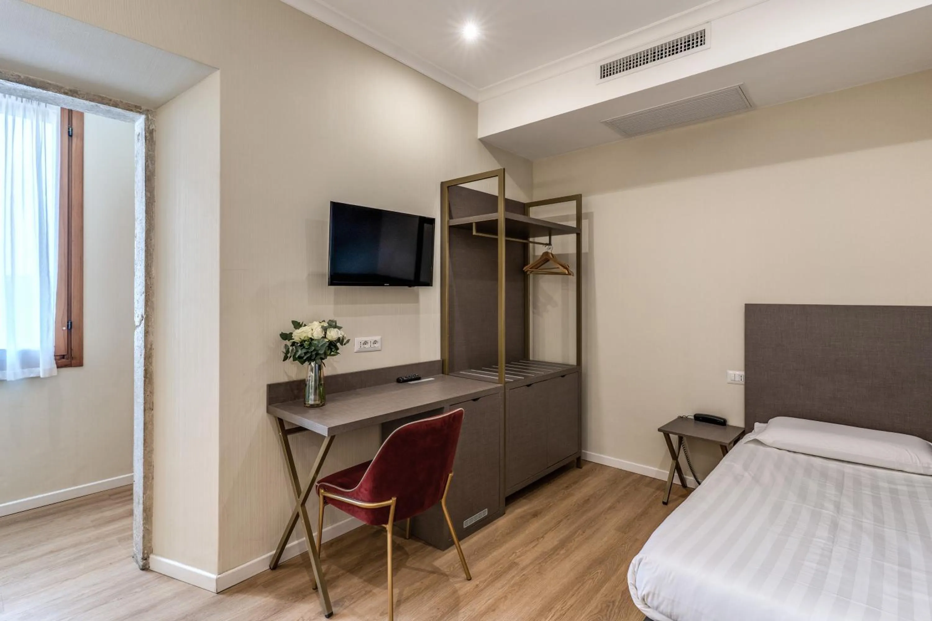 Bedroom, Bed in Flower Garden Hotel