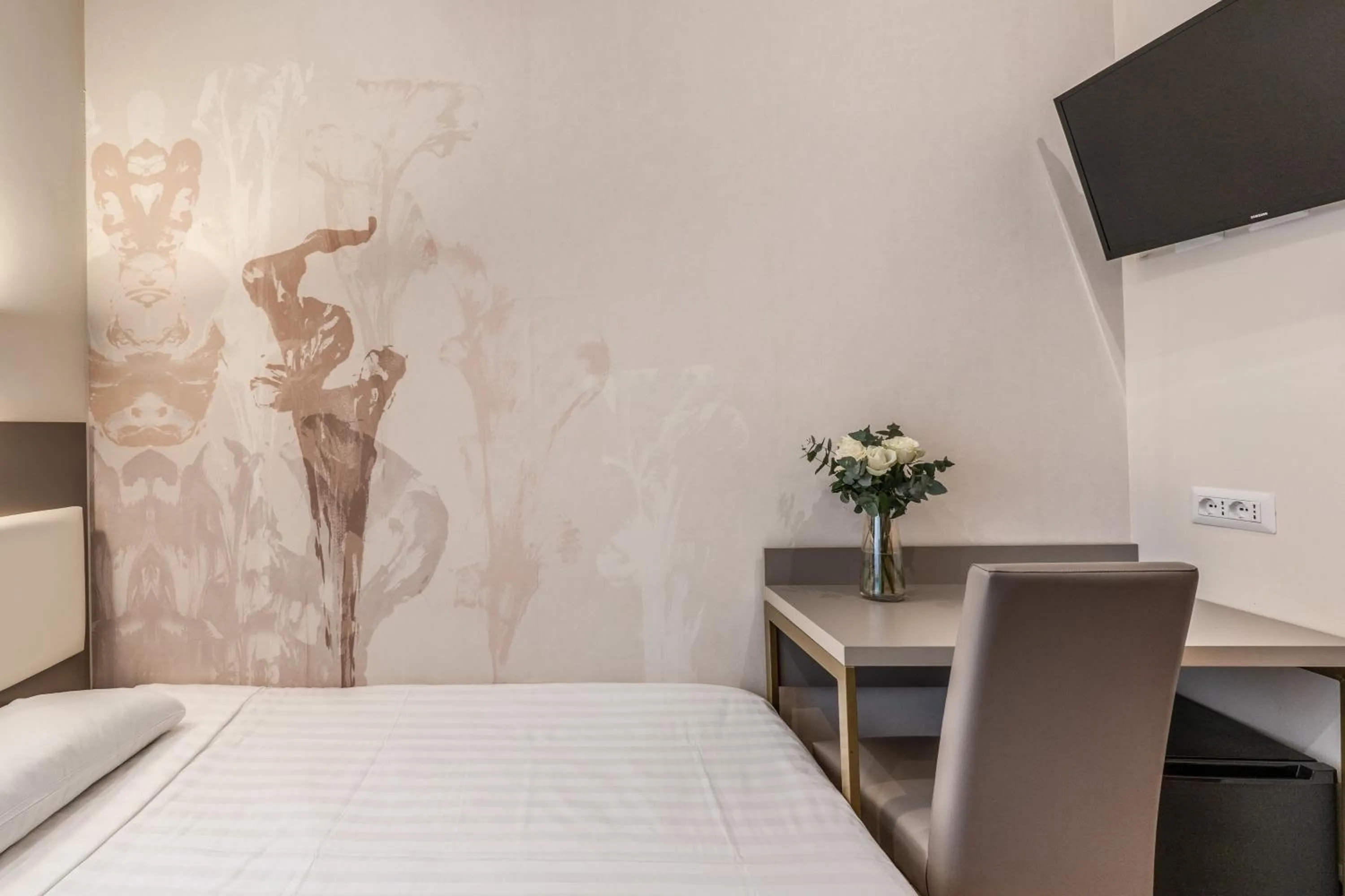 Bedroom, Bed in Flower Garden Hotel