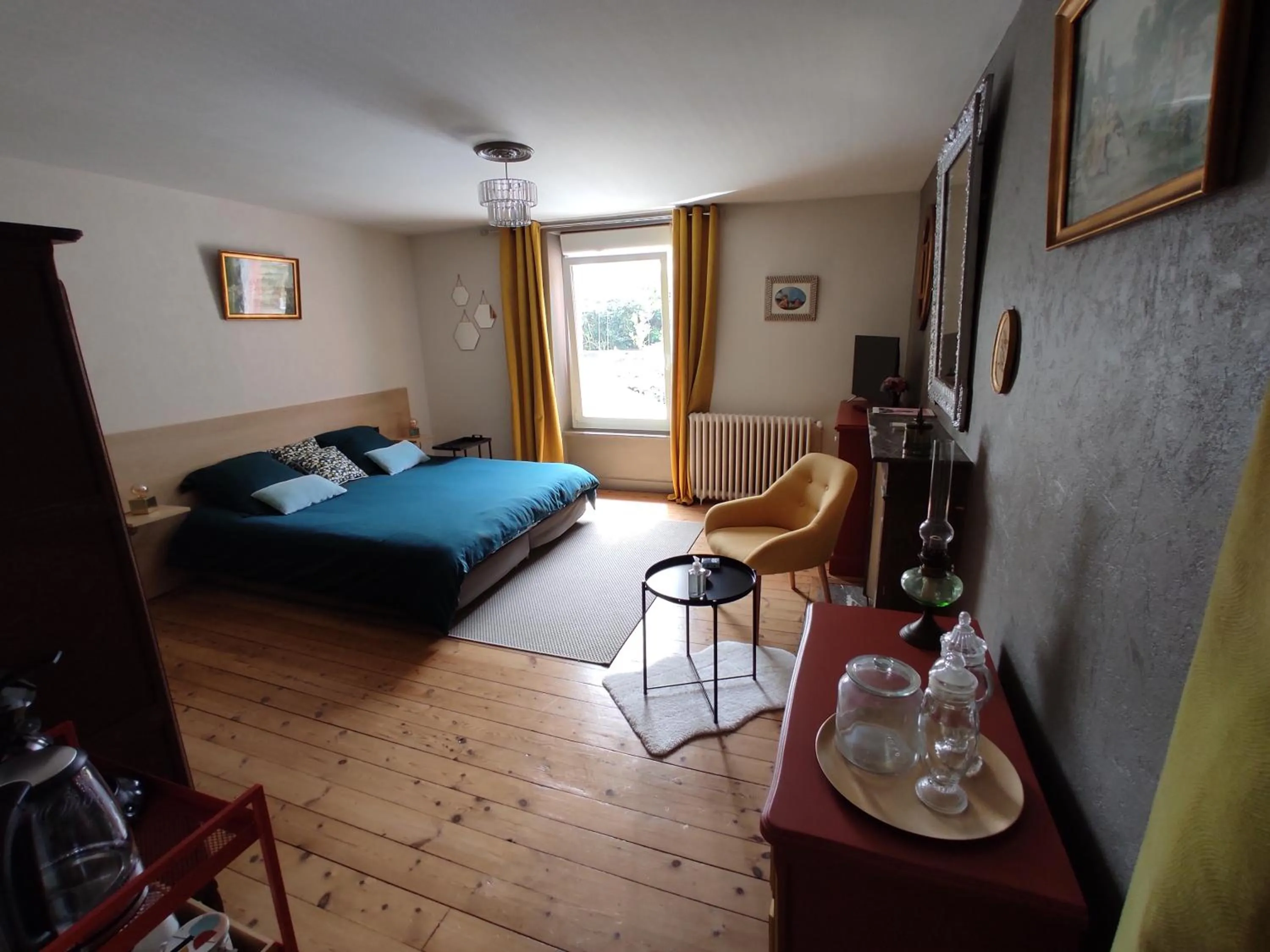 Photo of the whole room, Bed in Aux Trois Palmiers