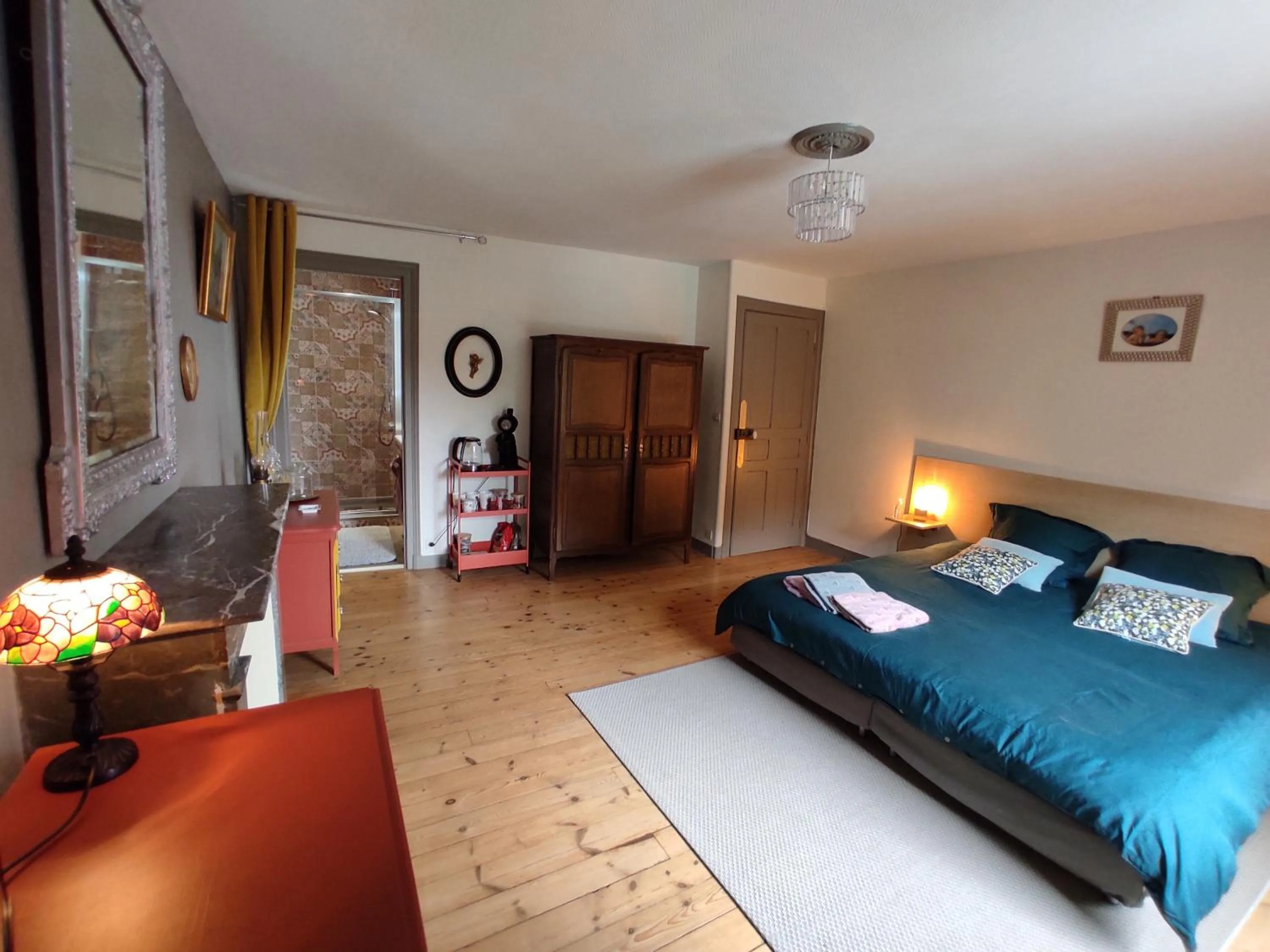 Photo of the whole room, Bed in Aux Trois Palmiers